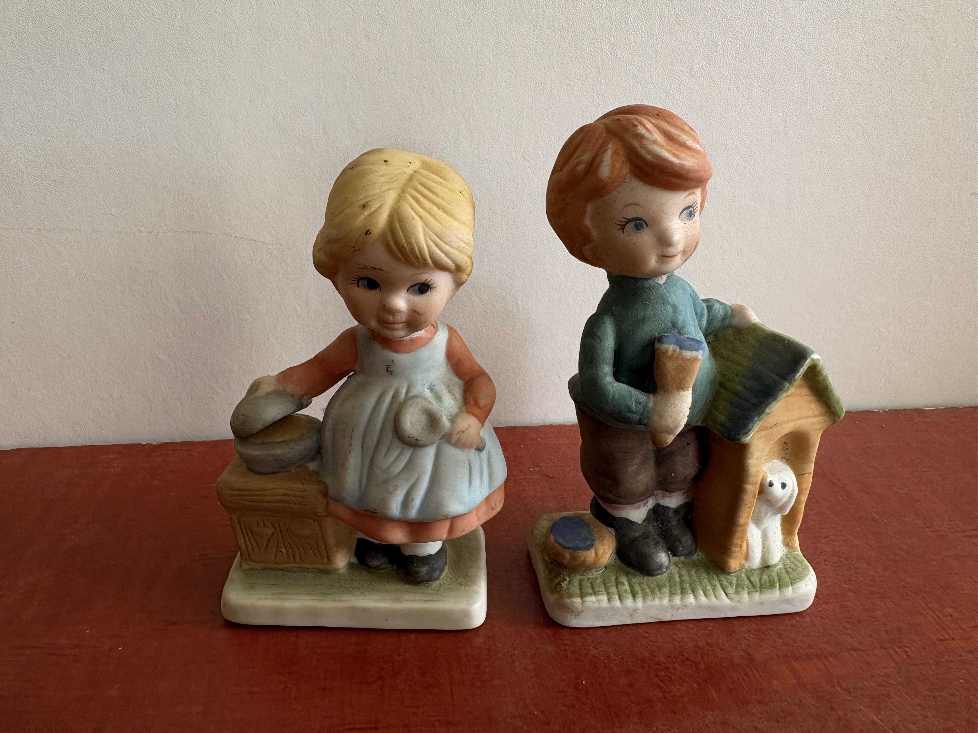 Porseleinen beeldjes jonge en meisje – foto 2 – kavel bij GSD Auctions, Zoeterwoude