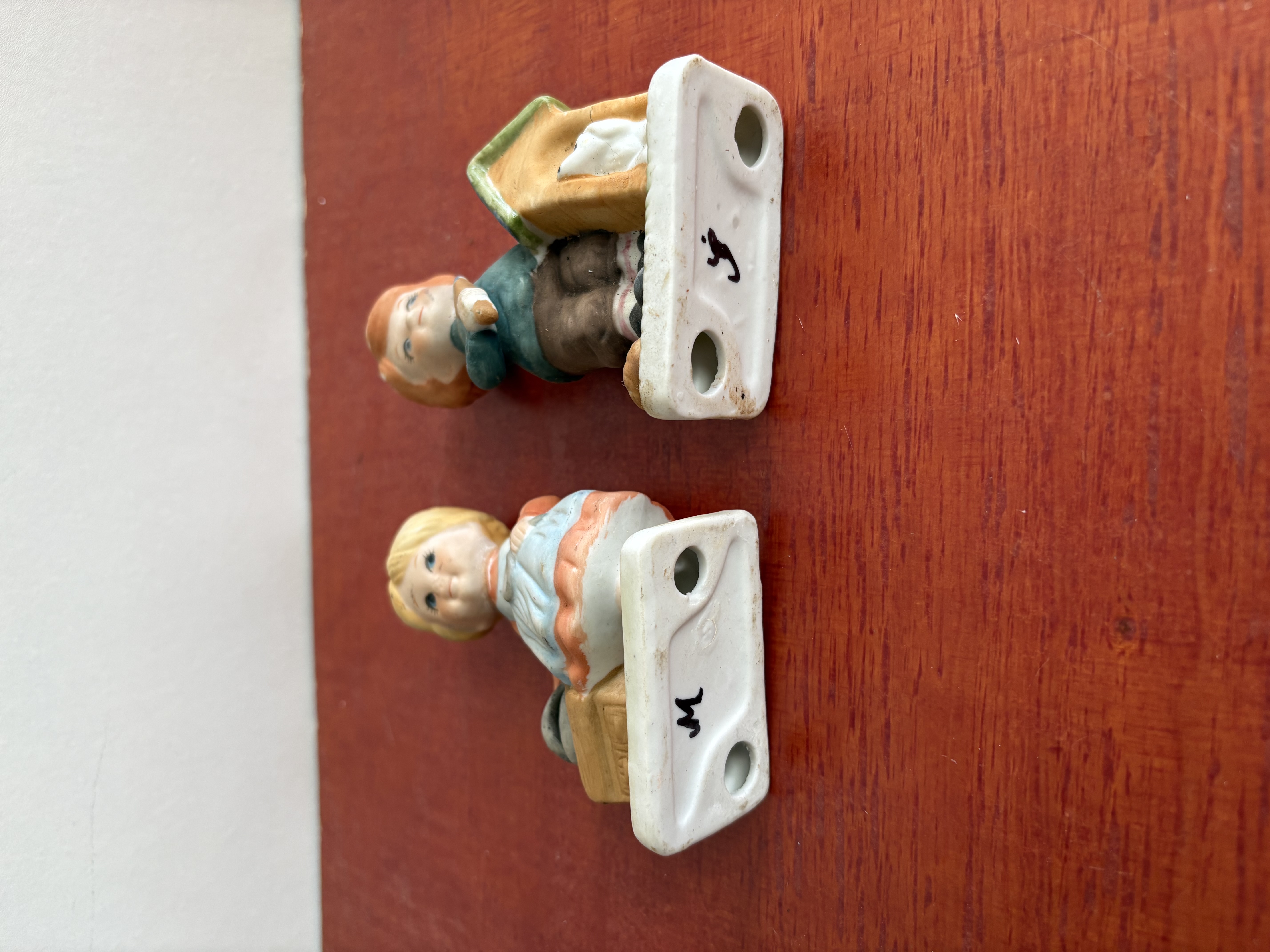 Porseleinen beeldjes jonge en meisje – foto 7 – kavel bij GSD Auctions, Zoeterwoude
