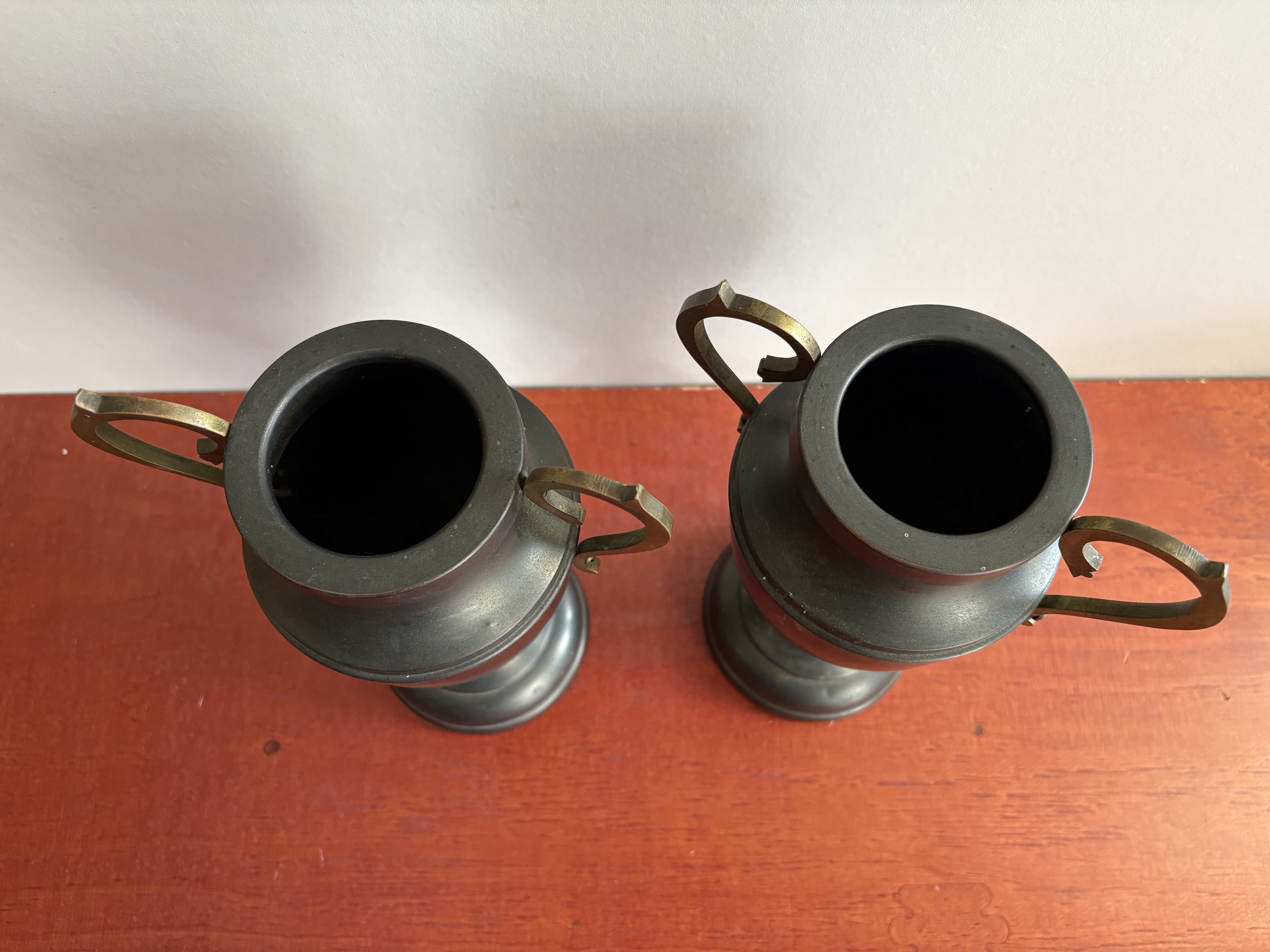 2 oude vazen voorkant tulpen getikt – foto 9 – kavel bij GSD Auctions, Zoeterwoude