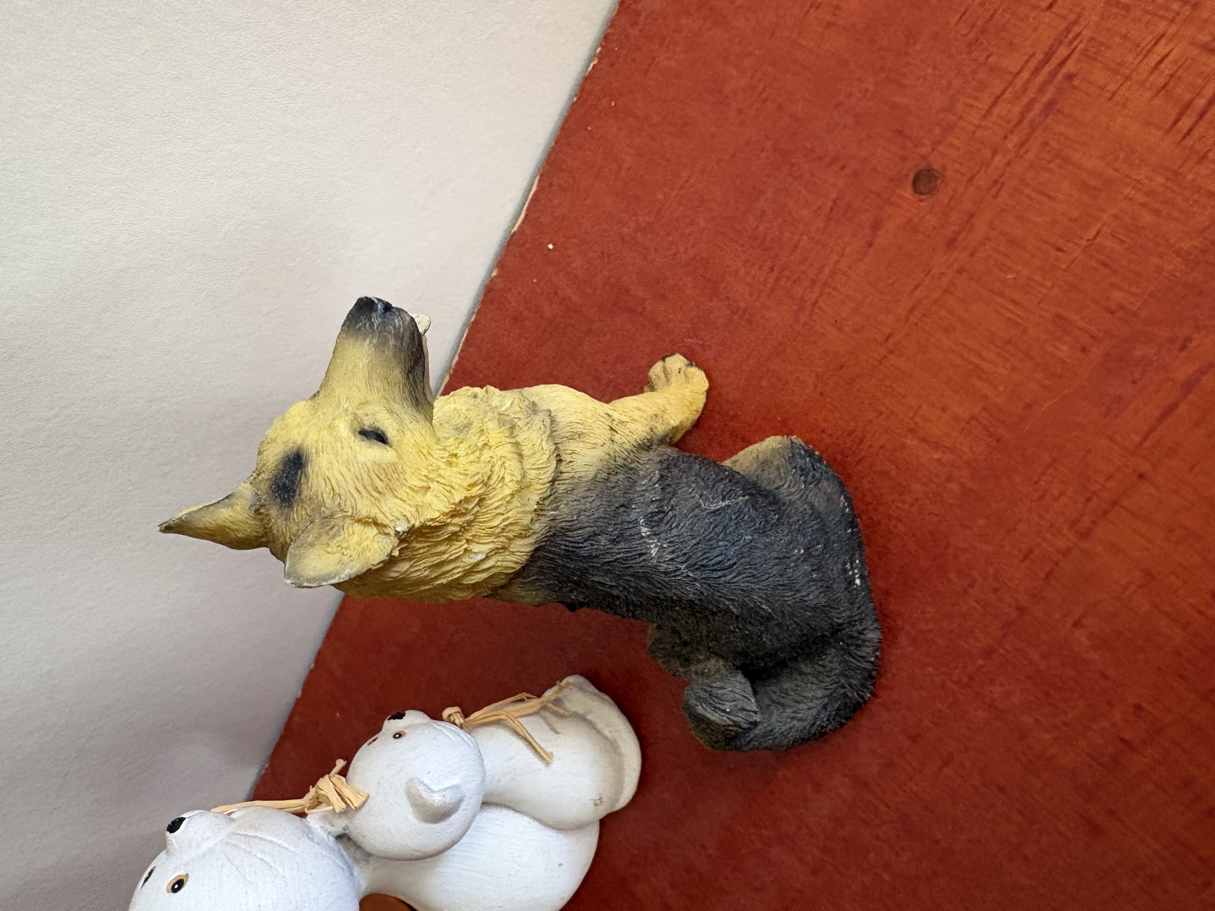 Hond, kat en handgemaakte vaas – foto 6 – kavel bij GSD Auctions, Zoeterwoude