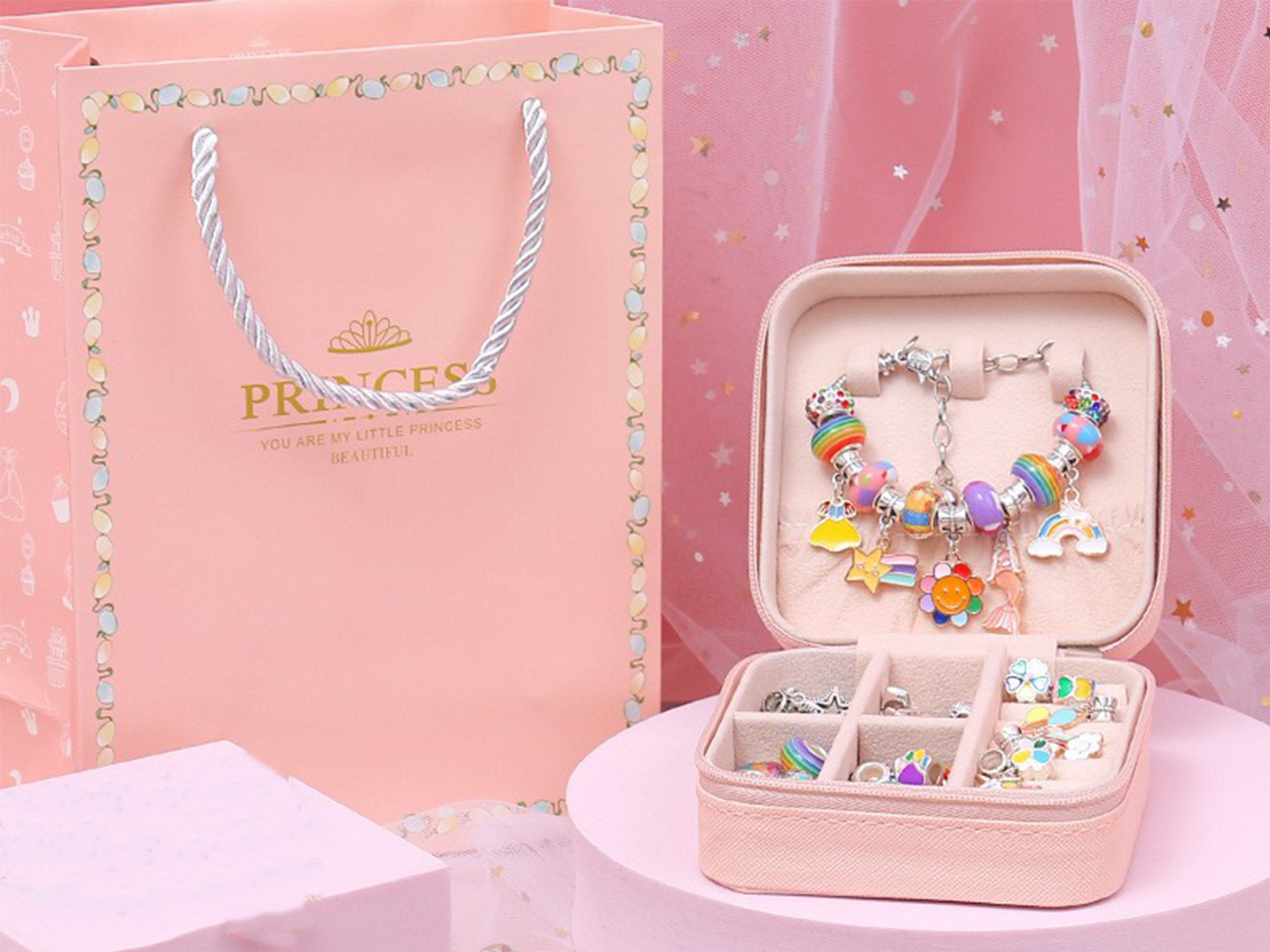 DIY armbanden set voor kids met juwelendoosje - regenboog kralen en bedels – foto 3 – kavel bij GSD Auctions, Zoeterwoude