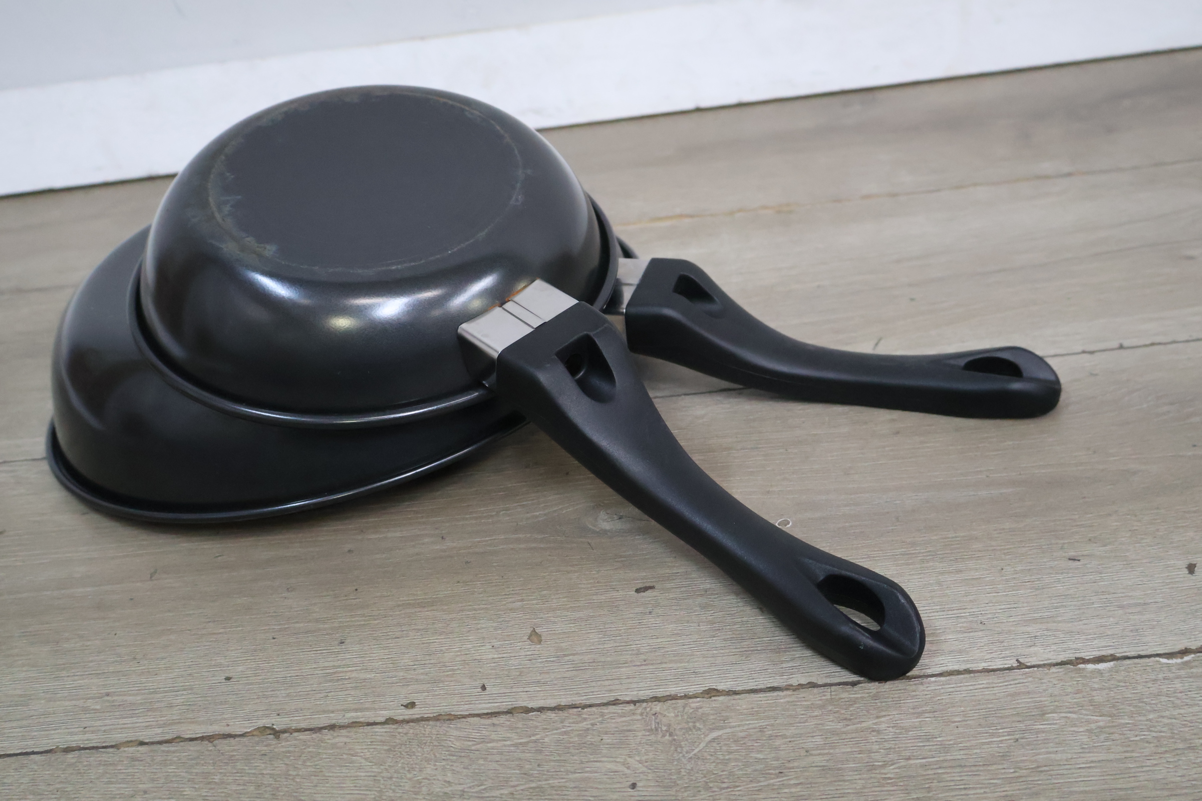 Set van 2 koekenpannen' – foto 8 – kavel bij GSD Auctions, Zoeterwoude