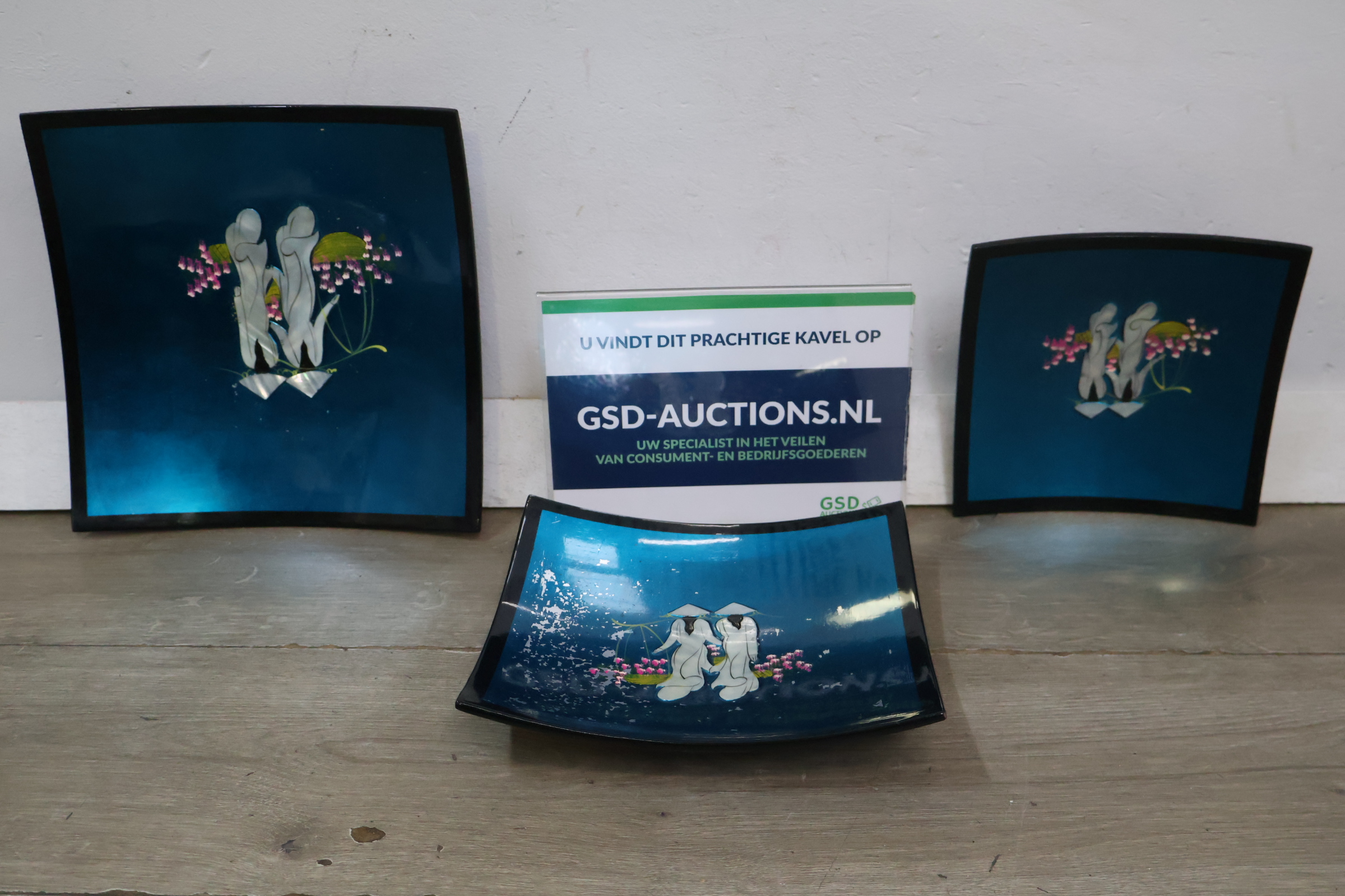 Set van 3 decoratieve borden met Aziatisch motief' – foto 2 – kavel bij GSD Auctions, Zoeterwoude