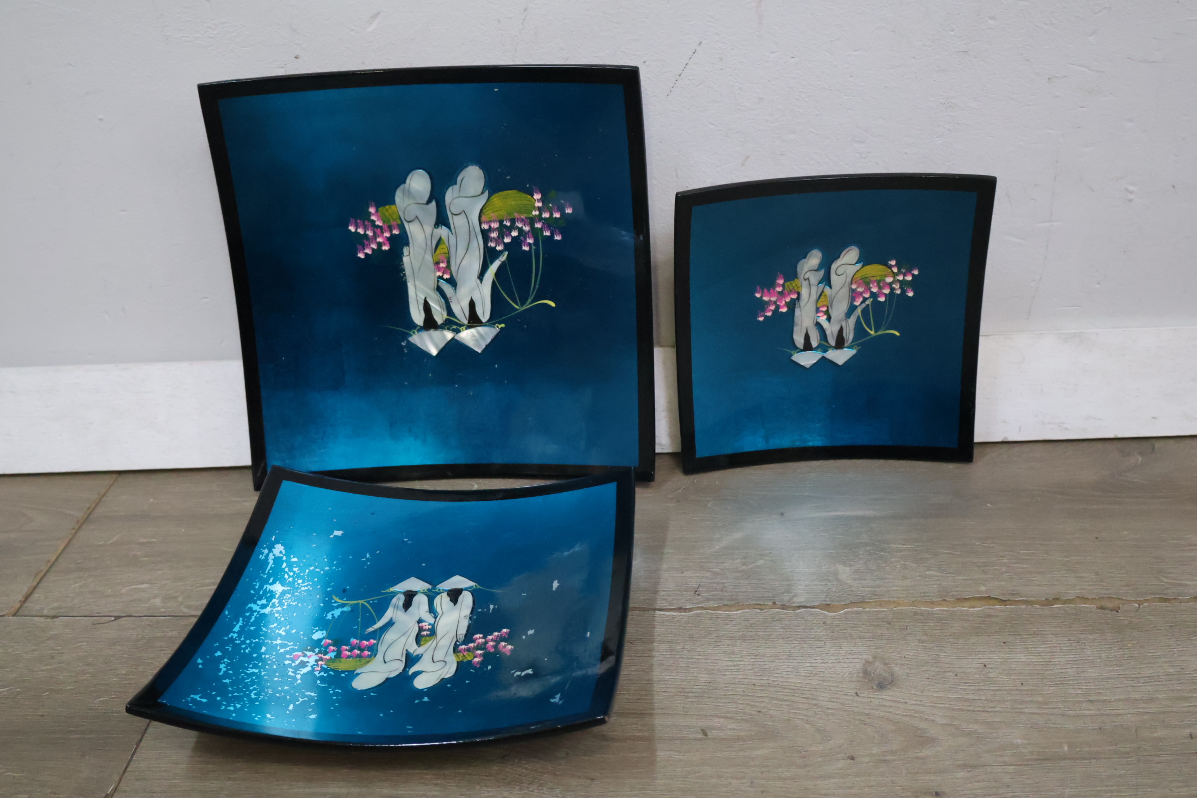 Set van 3 decoratieve borden met Aziatisch motief' – foto 3 – kavel bij GSD Auctions, Zoeterwoude