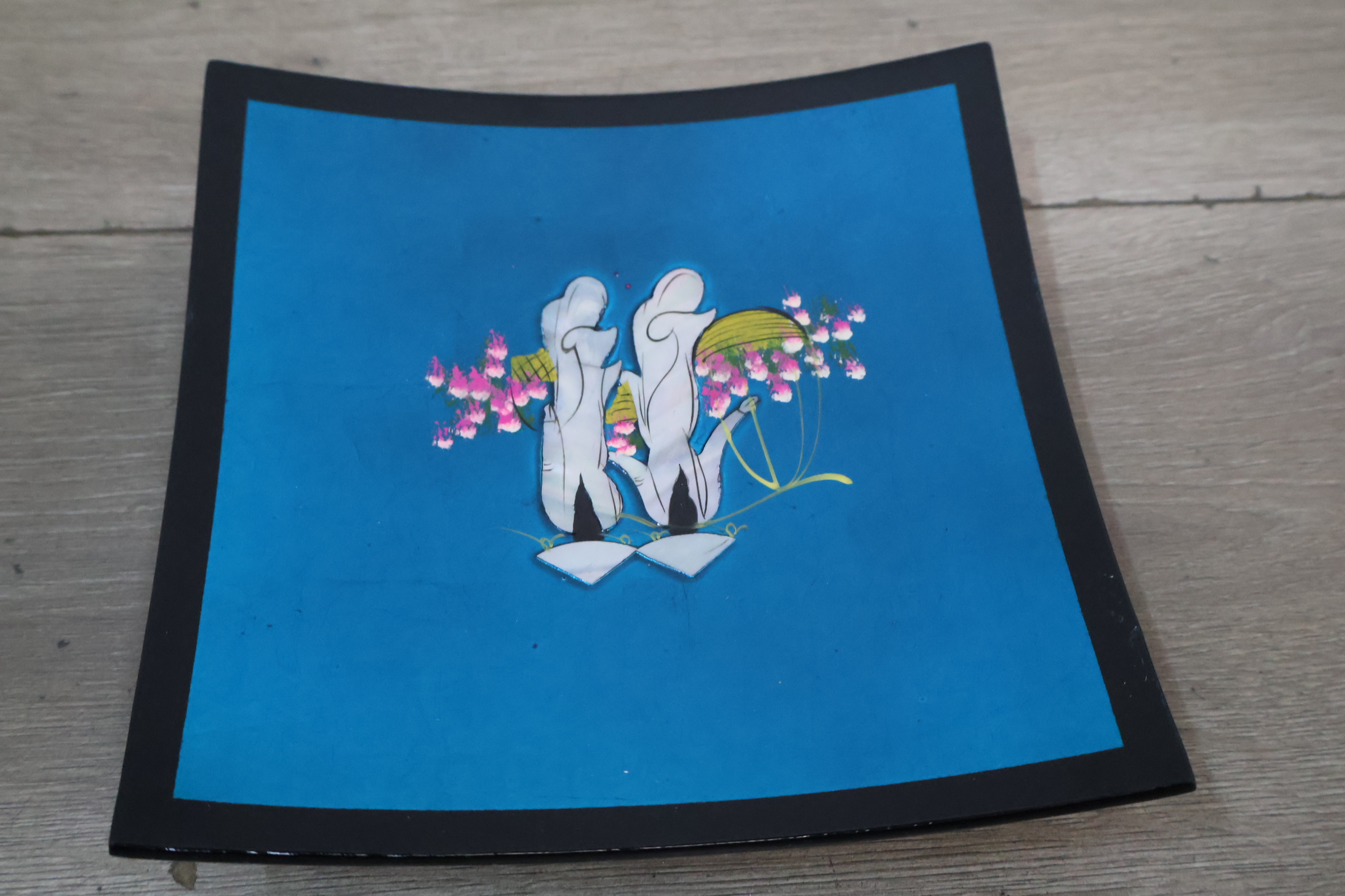 Set van 3 decoratieve borden met Aziatisch motief' – foto 4 – kavel bij GSD Auctions, Zoeterwoude