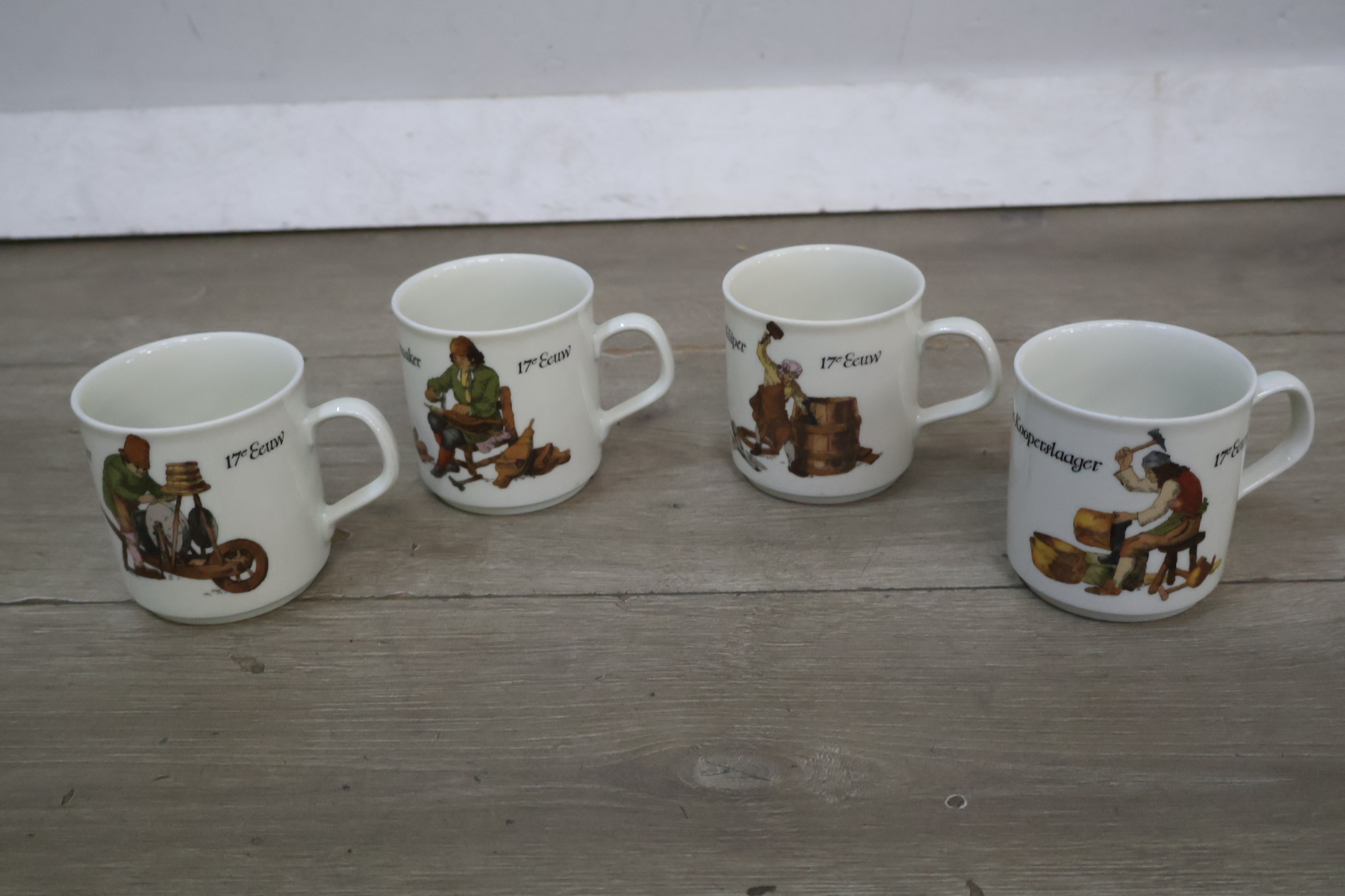 Set van mokken met ambachtskundige illustraties' – foto 3 – kavel bij GSD Auctions, Zoeterwoude