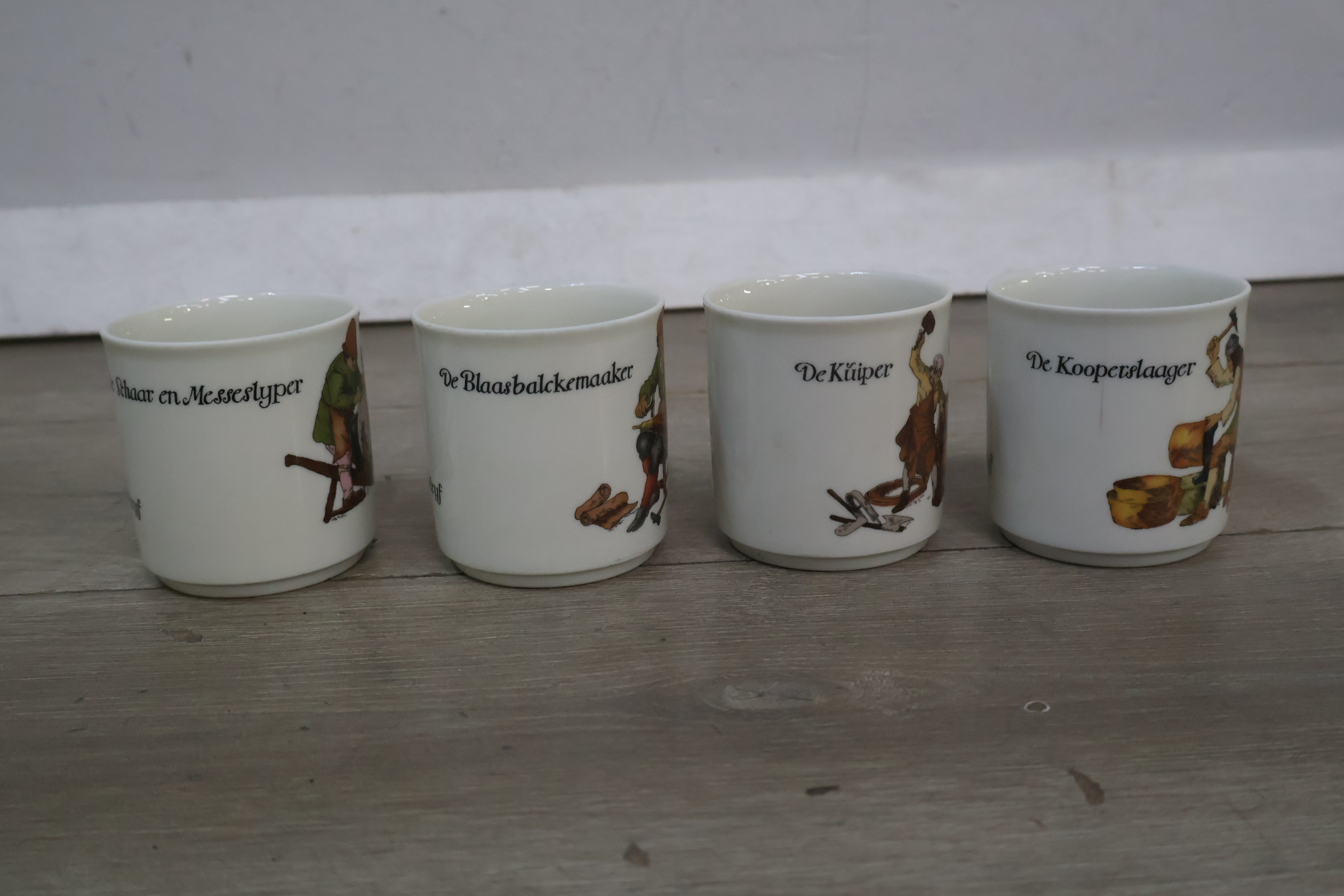 Set van mokken met ambachtskundige illustraties' – foto 4 – kavel bij GSD Auctions, Zoeterwoude