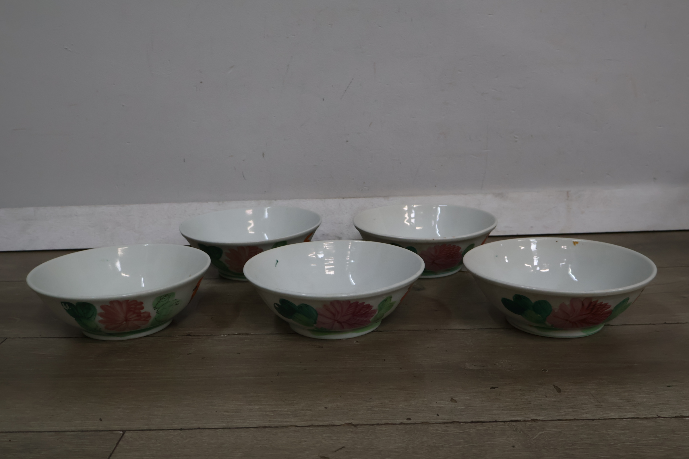 Set van 5 Porseleinen Kommen' – foto 4 – kavel bij GSD Auctions, Zoeterwoude