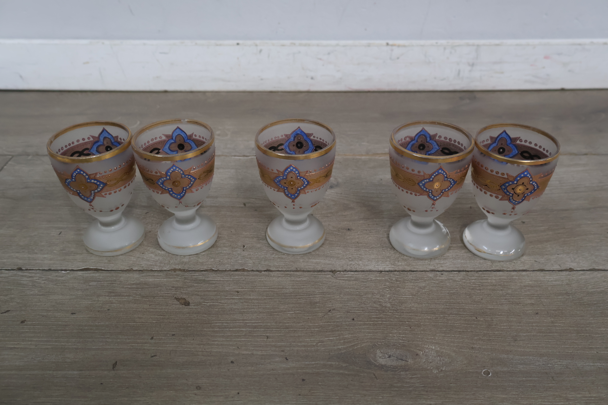 Set van vijf decoratieve likeurglazen' – foto 4 – kavel bij GSD Auctions, Zoeterwoude