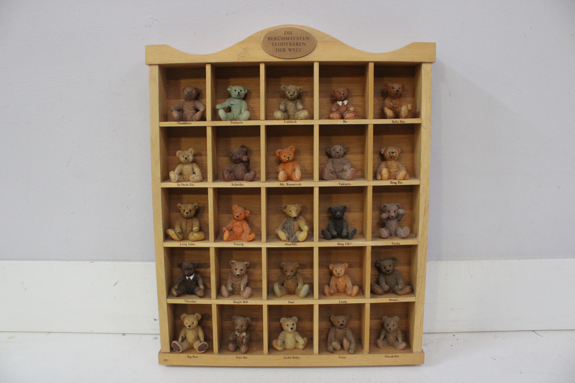 Houten display met miniatuur teddyberen - Berühmtesten – foto 2 – kavel bij GSD Auctions, Zoeterwoude
