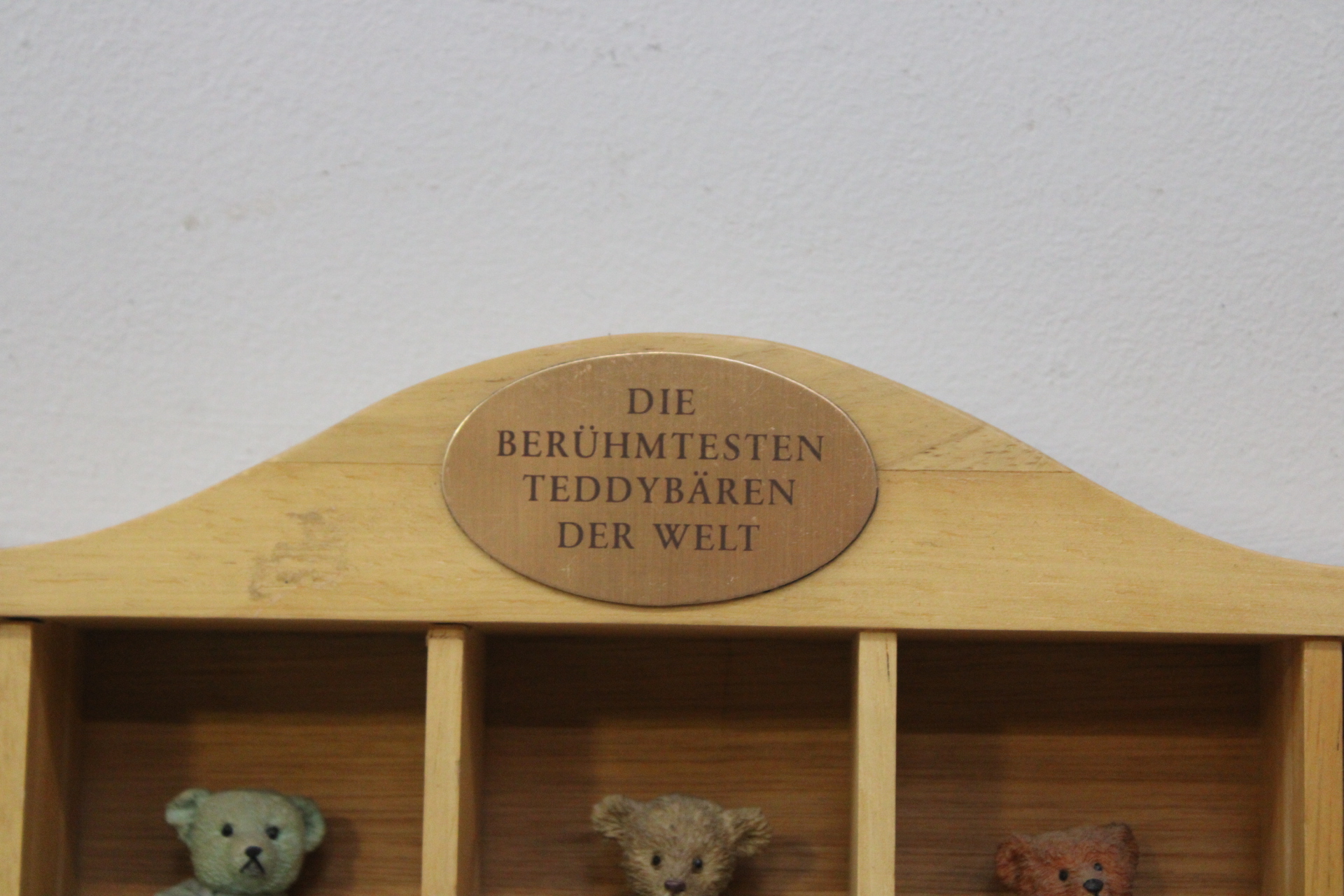 Houten display met miniatuur teddyberen - Berühmtesten – foto 3 – kavel bij GSD Auctions, Zoeterwoude