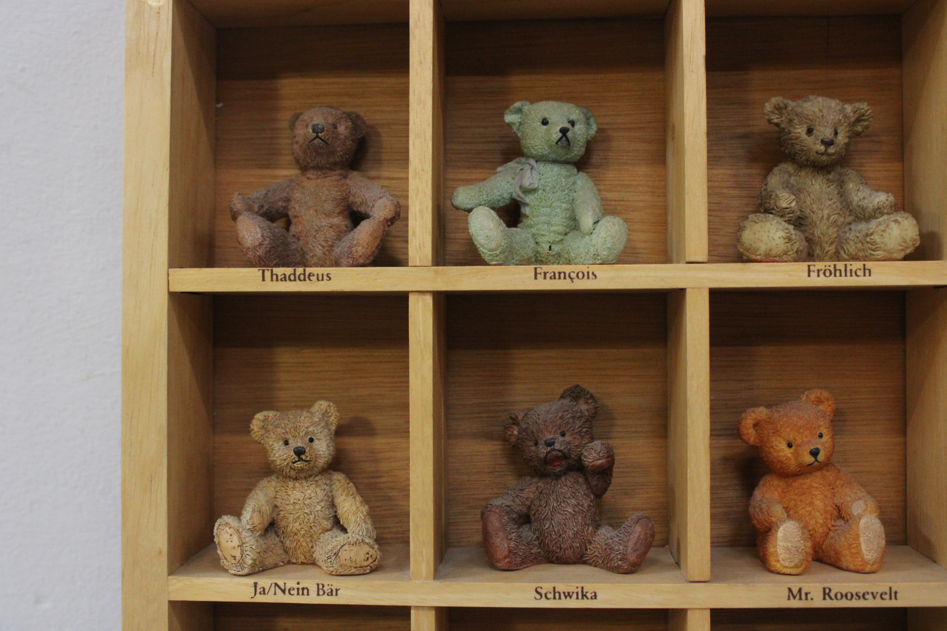 Houten display met miniatuur teddyberen - Berühmtesten – foto 4 – kavel bij GSD Auctions, Zoeterwoude