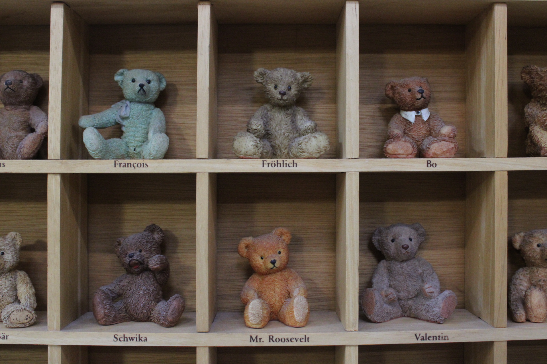 Houten display met miniatuur teddyberen - Berühmtesten – foto 5 – kavel bij GSD Auctions, Zoeterwoude