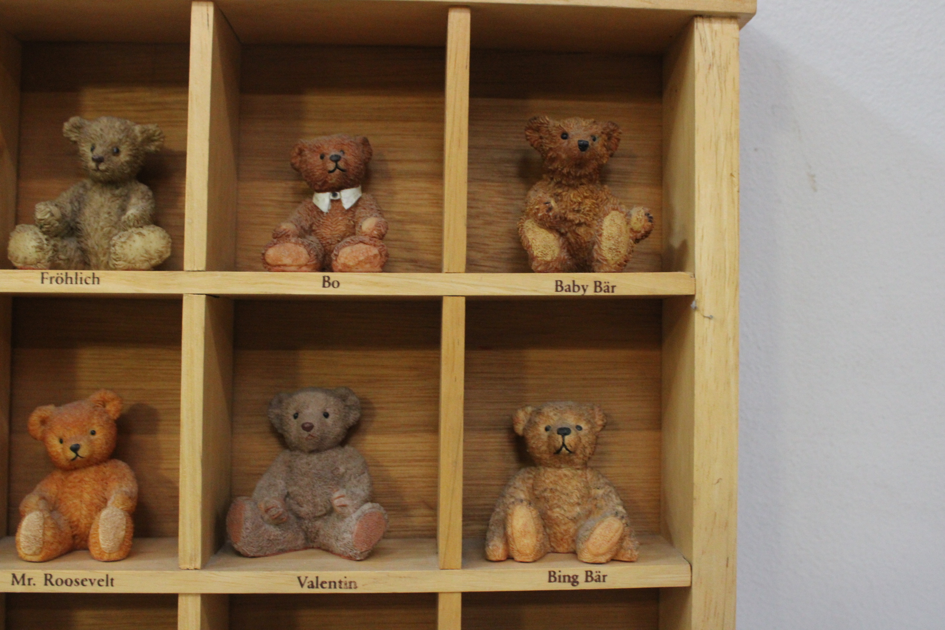 Houten display met miniatuur teddyberen - Berühmtesten – foto 6 – kavel bij GSD Auctions, Zoeterwoude