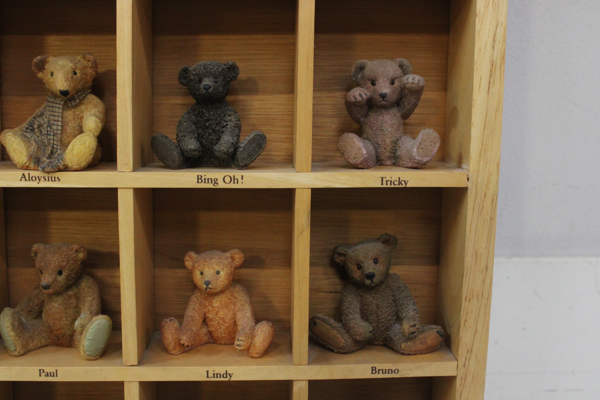 Houten display met miniatuur teddyberen - Berühmtesten – foto 7 – kavel bij GSD Auctions, Zoeterwoude