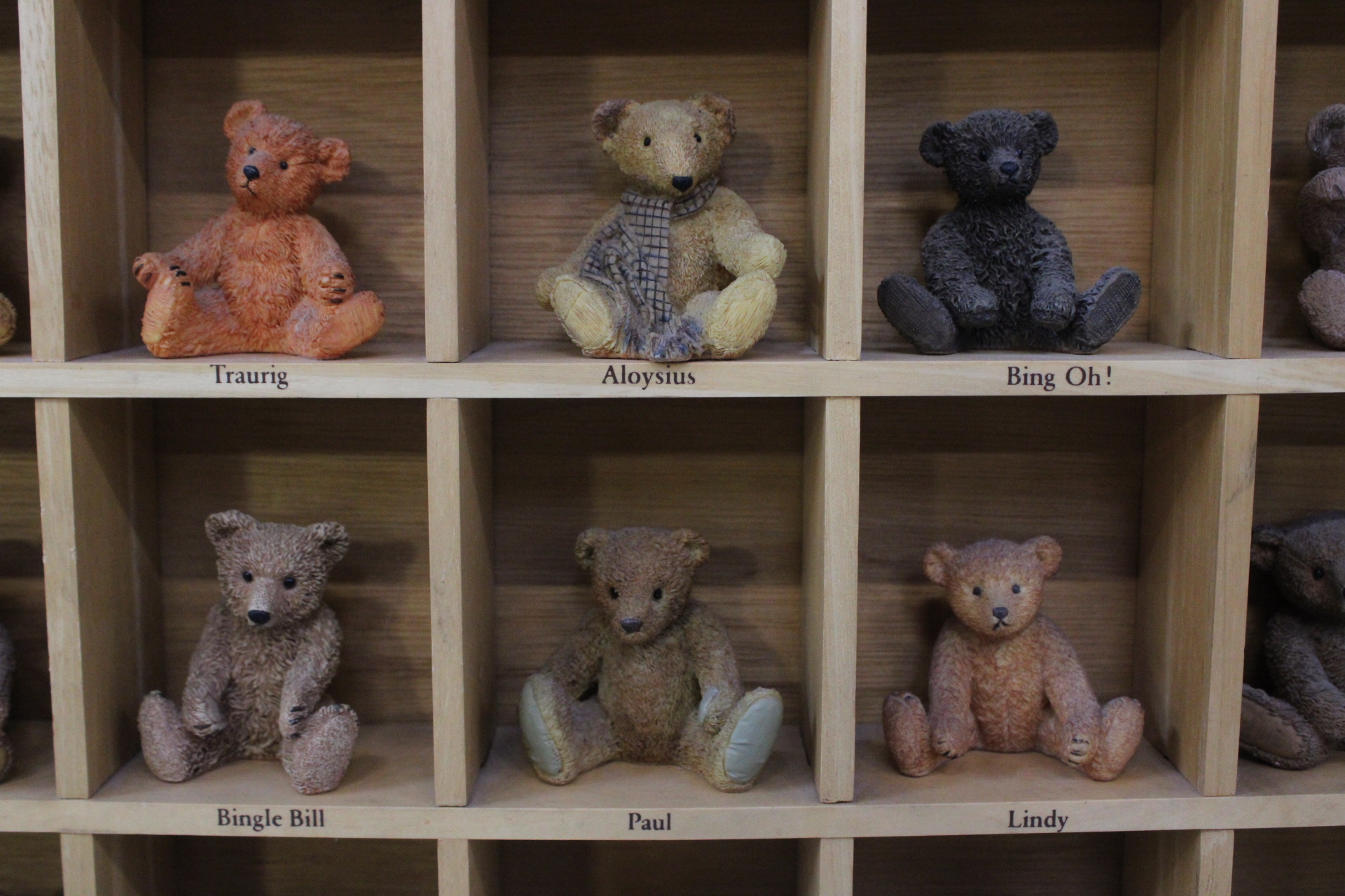 Houten display met miniatuur teddyberen - Berühmtesten – foto 8 – kavel bij GSD Auctions, Zoeterwoude