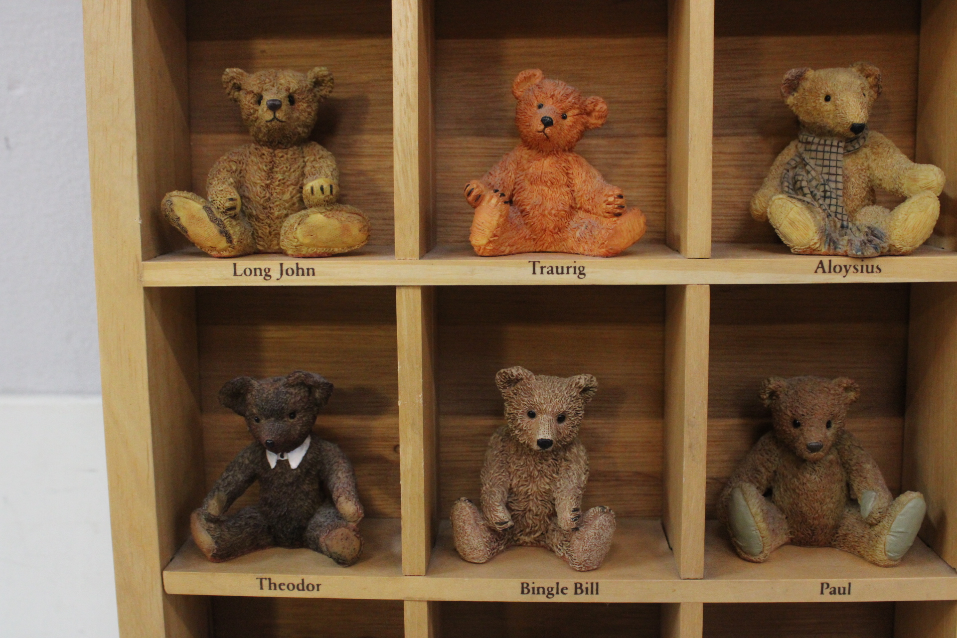 Houten display met miniatuur teddyberen - Berühmtesten – foto 9 – kavel bij GSD Auctions, Zoeterwoude