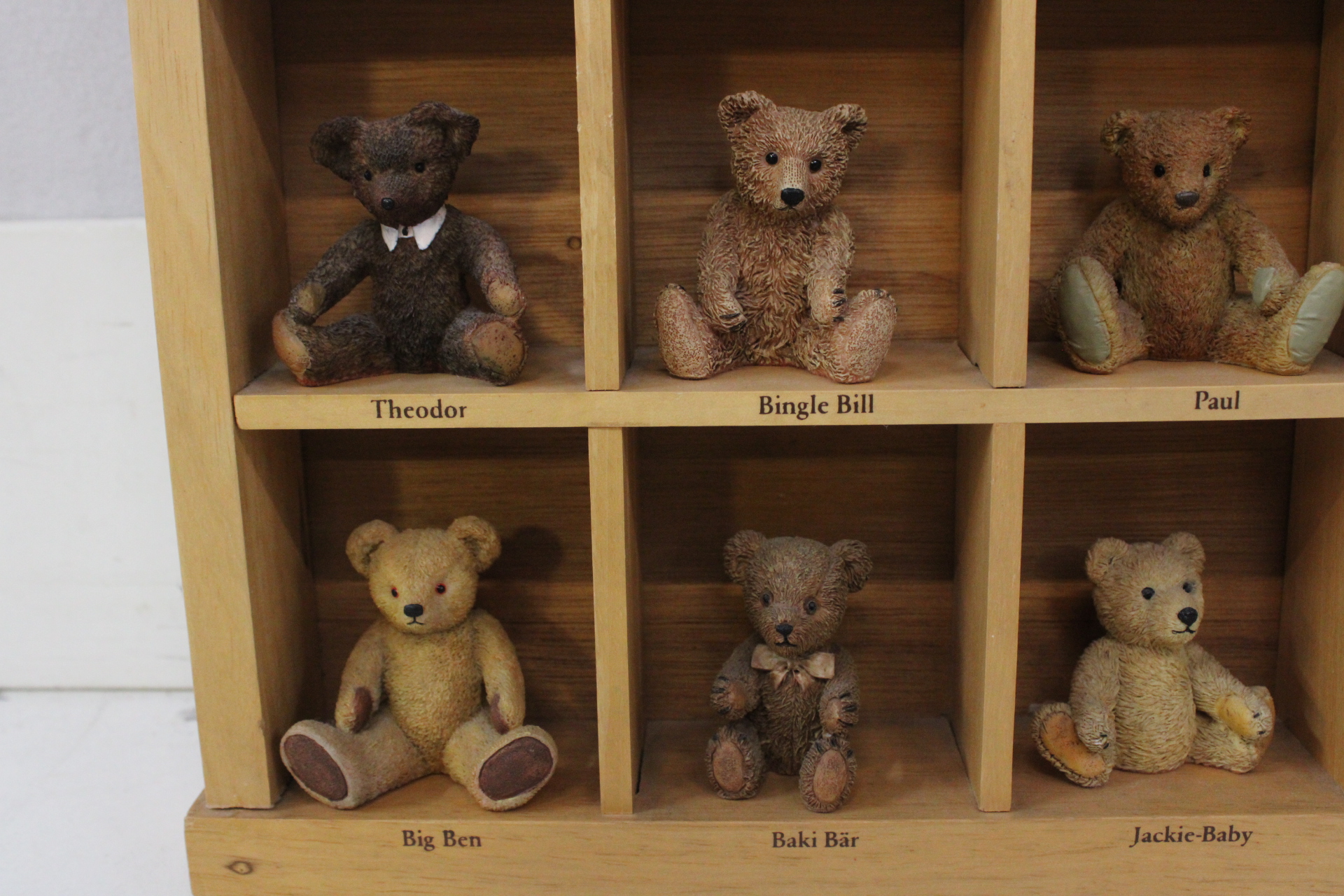 Houten display met miniatuur teddyberen - Berühmtesten – foto 10 – kavel bij GSD Auctions, Zoeterwoude