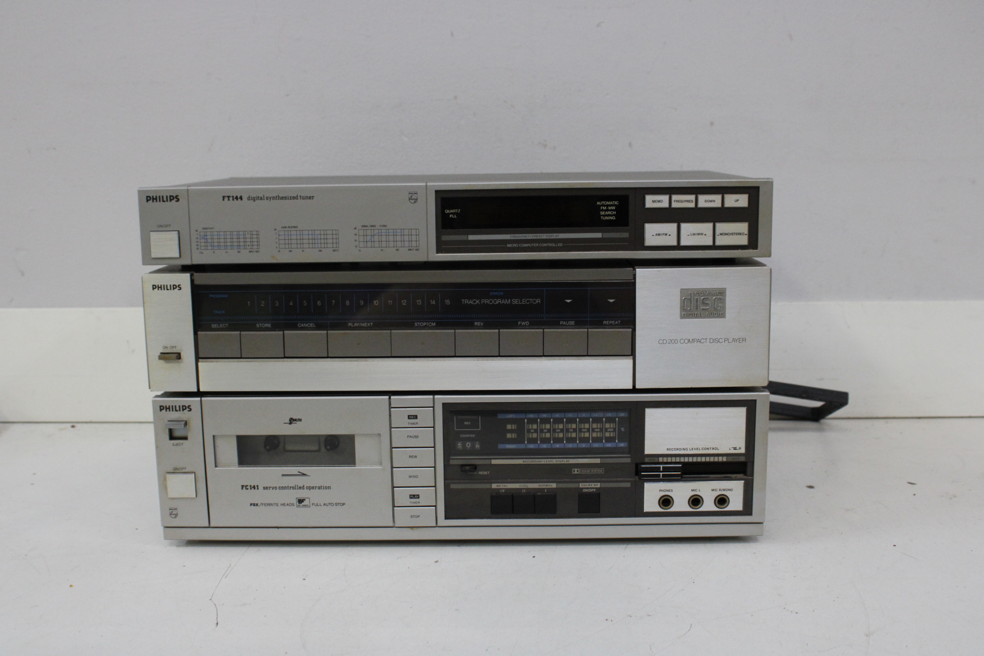 Philips FT144 tuner, CD200 speler en FC141 cassette recorder – foto 2 – kavel bij GSD Auctions, Zoeterwoude