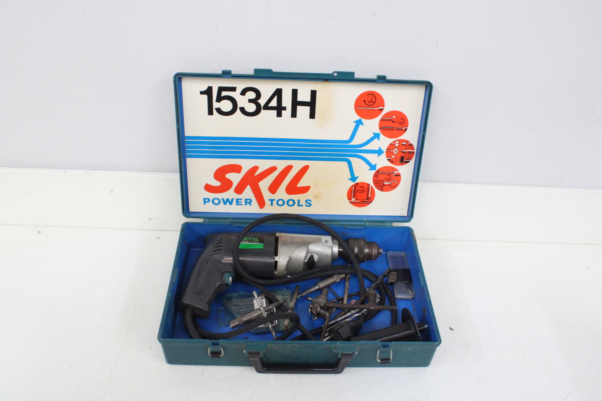 Skil 1534H elektrische boormachine met accessoires – foto 2 – kavel bij GSD Auctions, Zoeterwoude