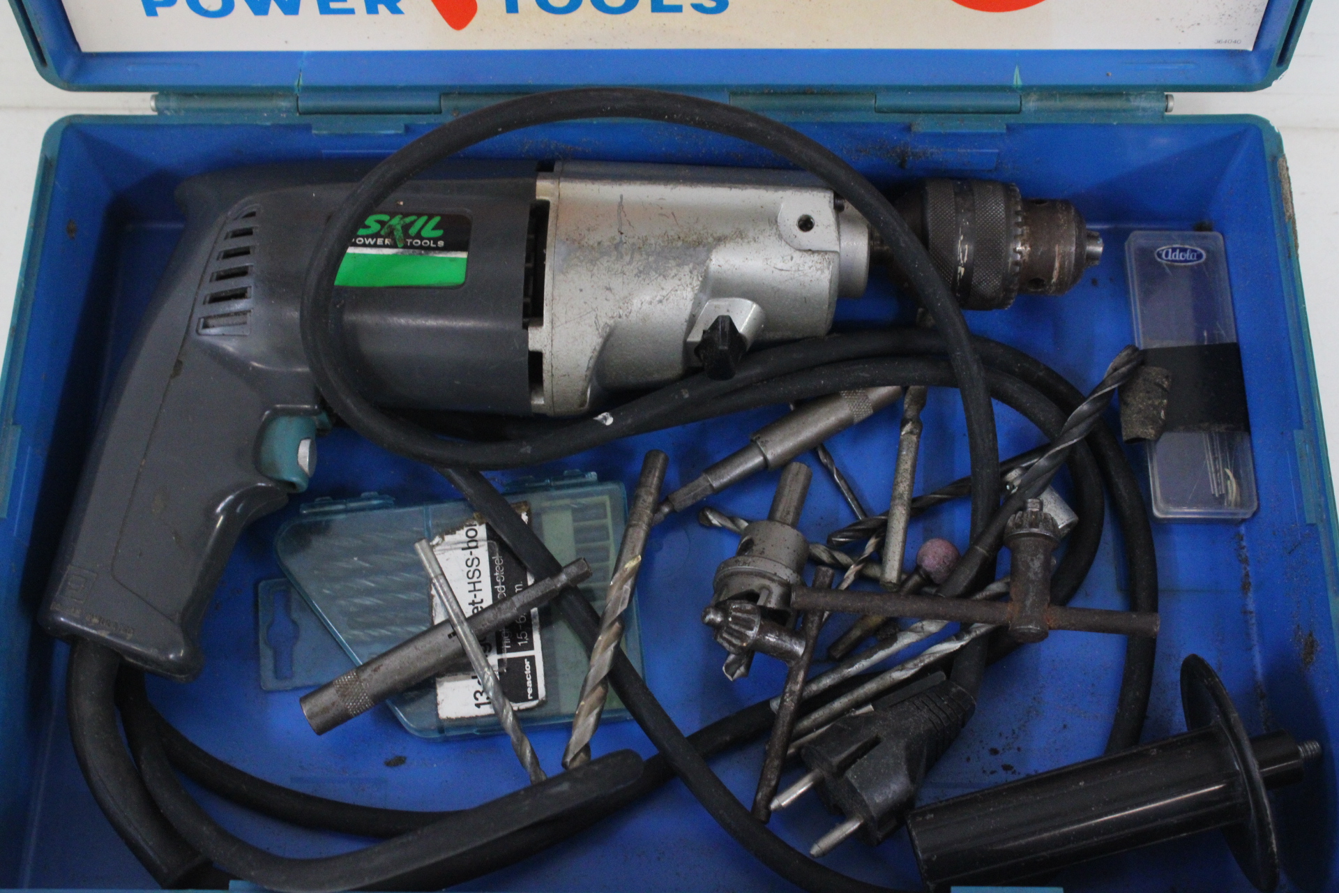 Skil 1534H elektrische boormachine met accessoires – foto 4 – kavel bij GSD Auctions, Zoeterwoude