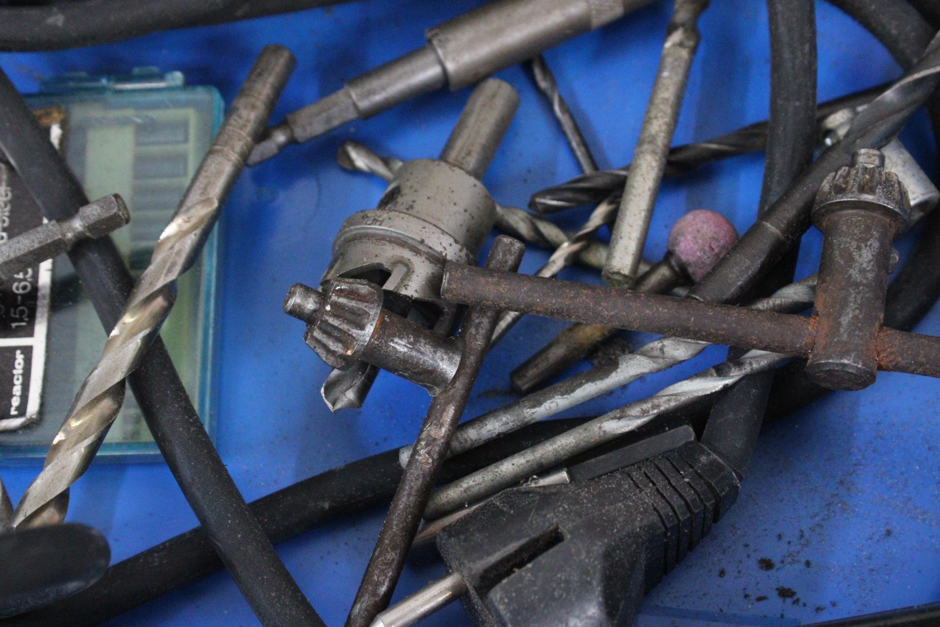 Skil 1534H elektrische boormachine met accessoires – foto 5 – kavel bij GSD Auctions, Zoeterwoude