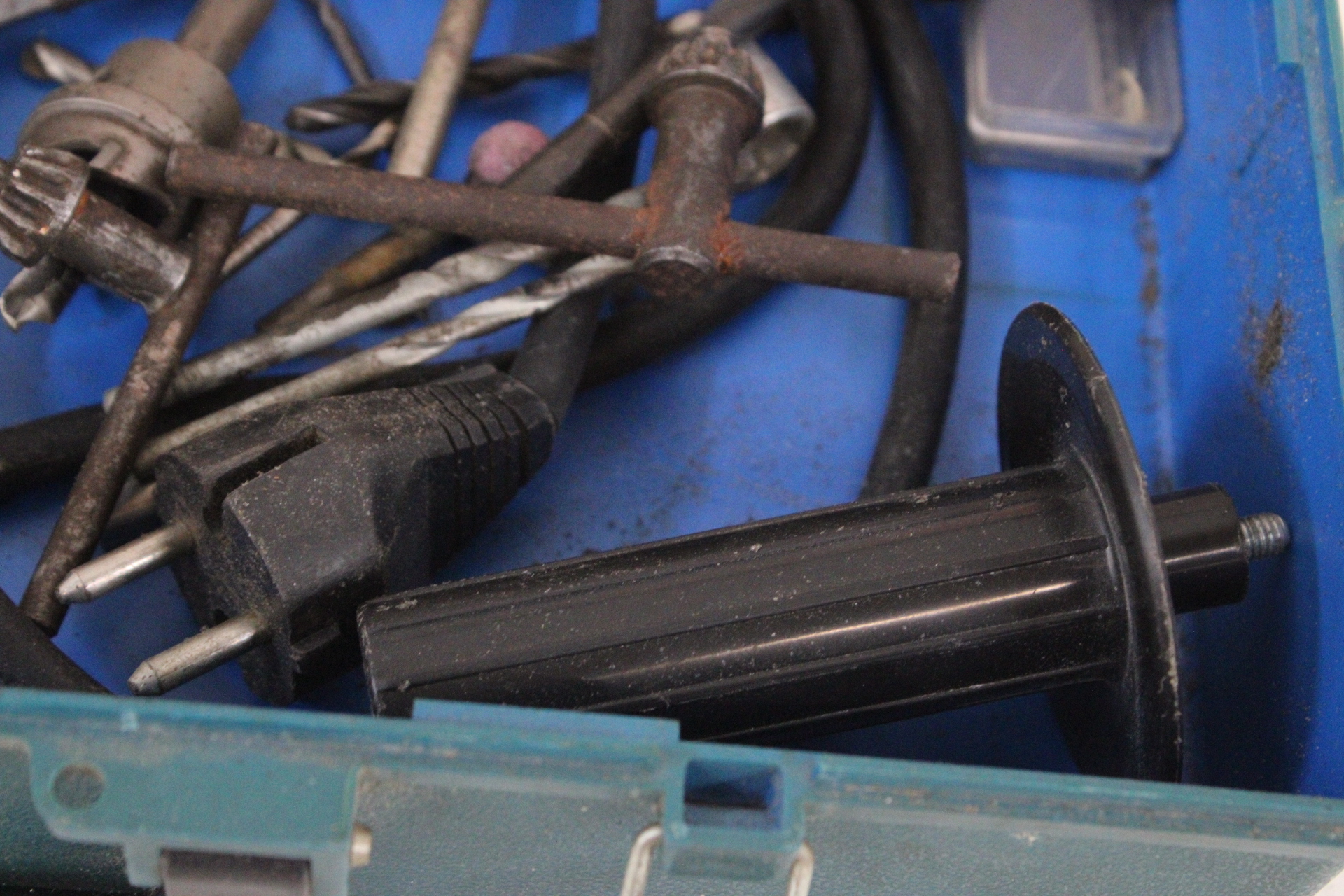 Skil 1534H elektrische boormachine met accessoires – foto 8 – kavel bij GSD Auctions, Zoeterwoude