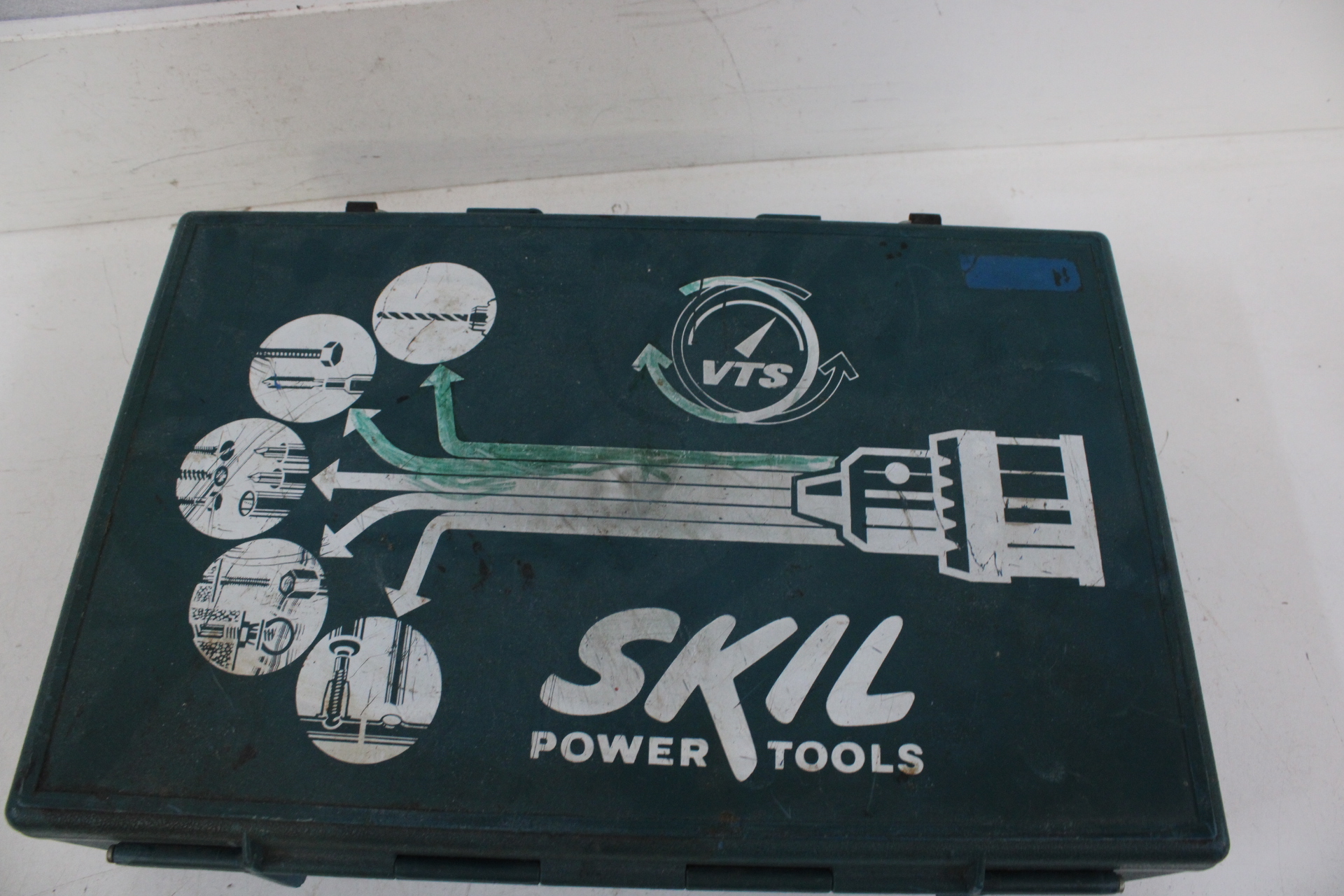 Skil 1534H elektrische boormachine met accessoires – foto 10 – kavel bij GSD Auctions, Zoeterwoude