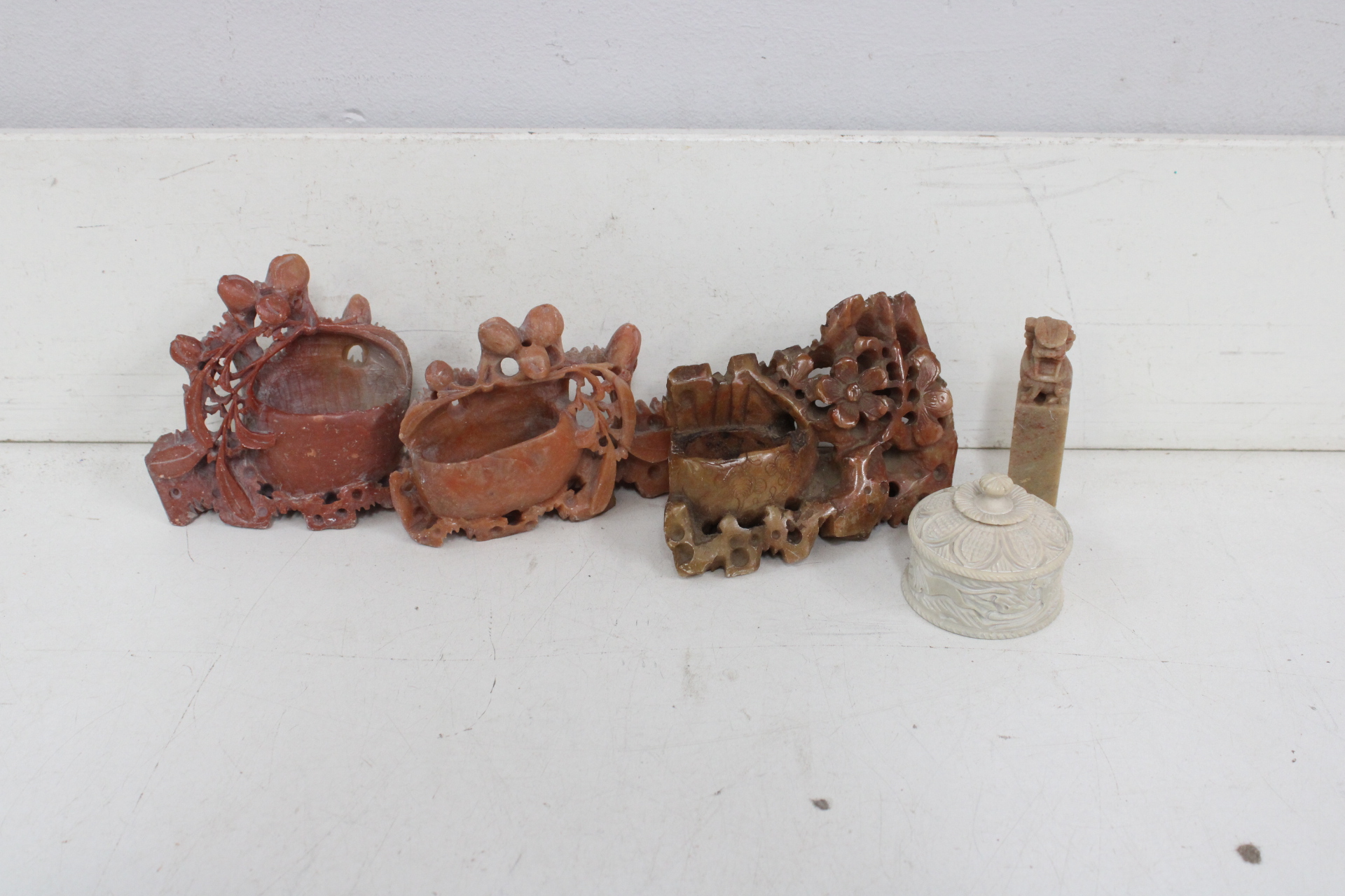 Oosterse Spekstenen Beeldjes – foto 2 – kavel bij GSD Auctions, Zoeterwoude