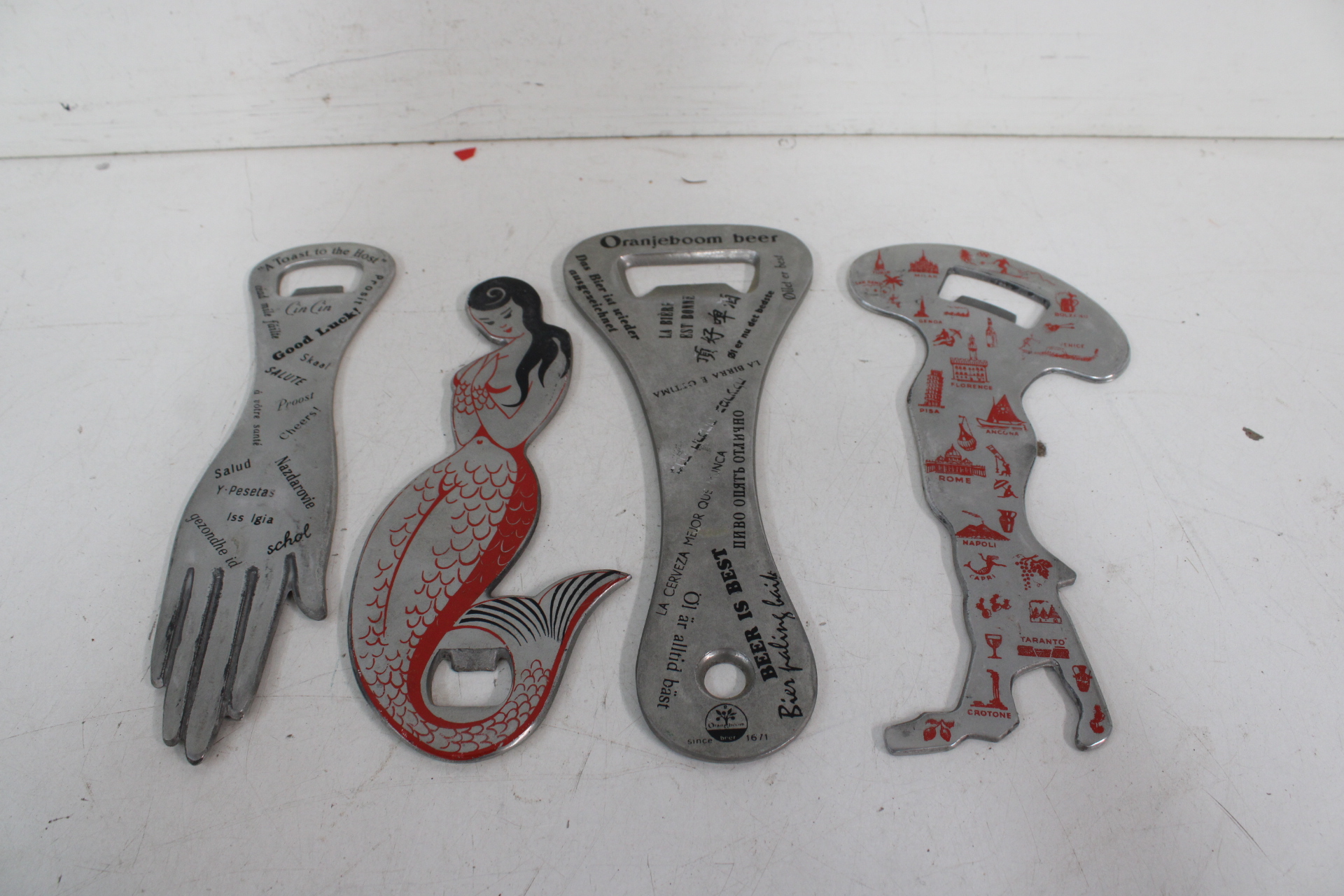 Set van vier metalen flesopeners met bedrukkingen – foto 2 – kavel bij GSD Auctions, Zoeterwoude