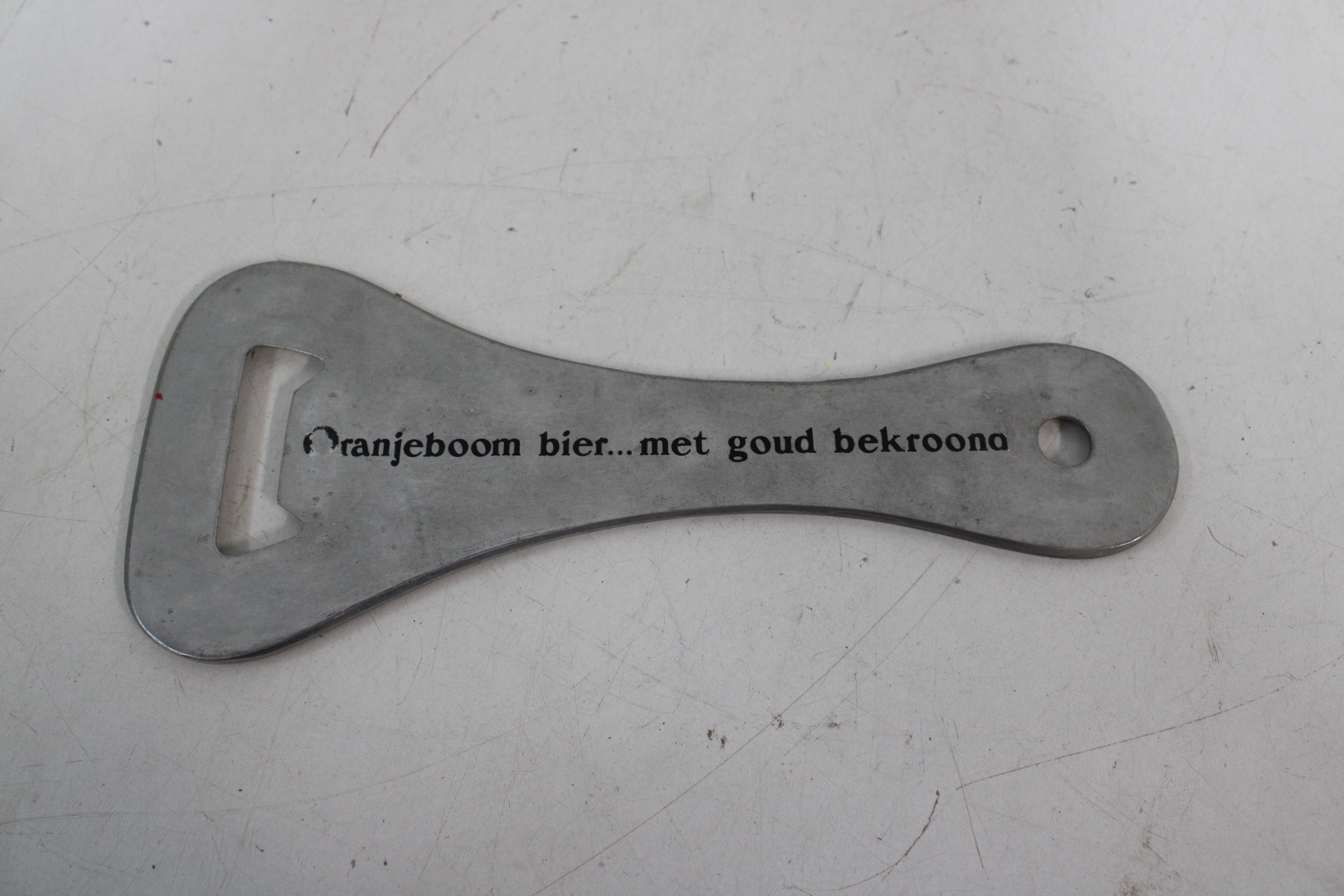 Set van vier metalen flesopeners met bedrukkingen – foto 8 – kavel bij GSD Auctions, Zoeterwoude