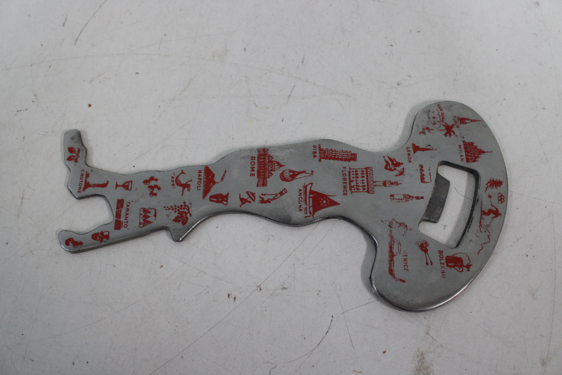 Set van vier metalen flesopeners met bedrukkingen – foto 9 – kavel bij GSD Auctions, Zoeterwoude