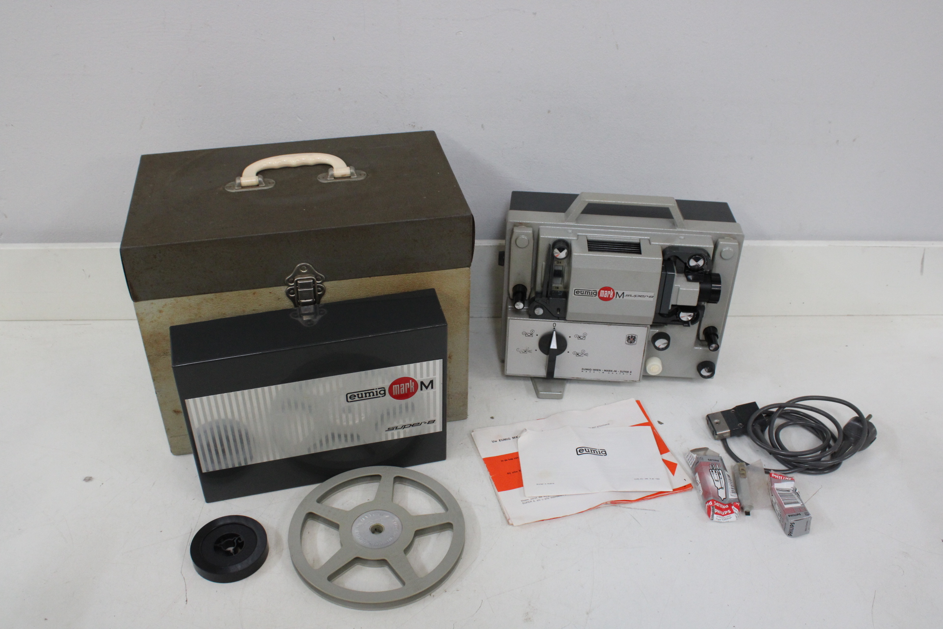 Eumig Mark M Super 8 filmprojector met accessoires – foto 2 – kavel bij GSD Auctions, Zoeterwoude