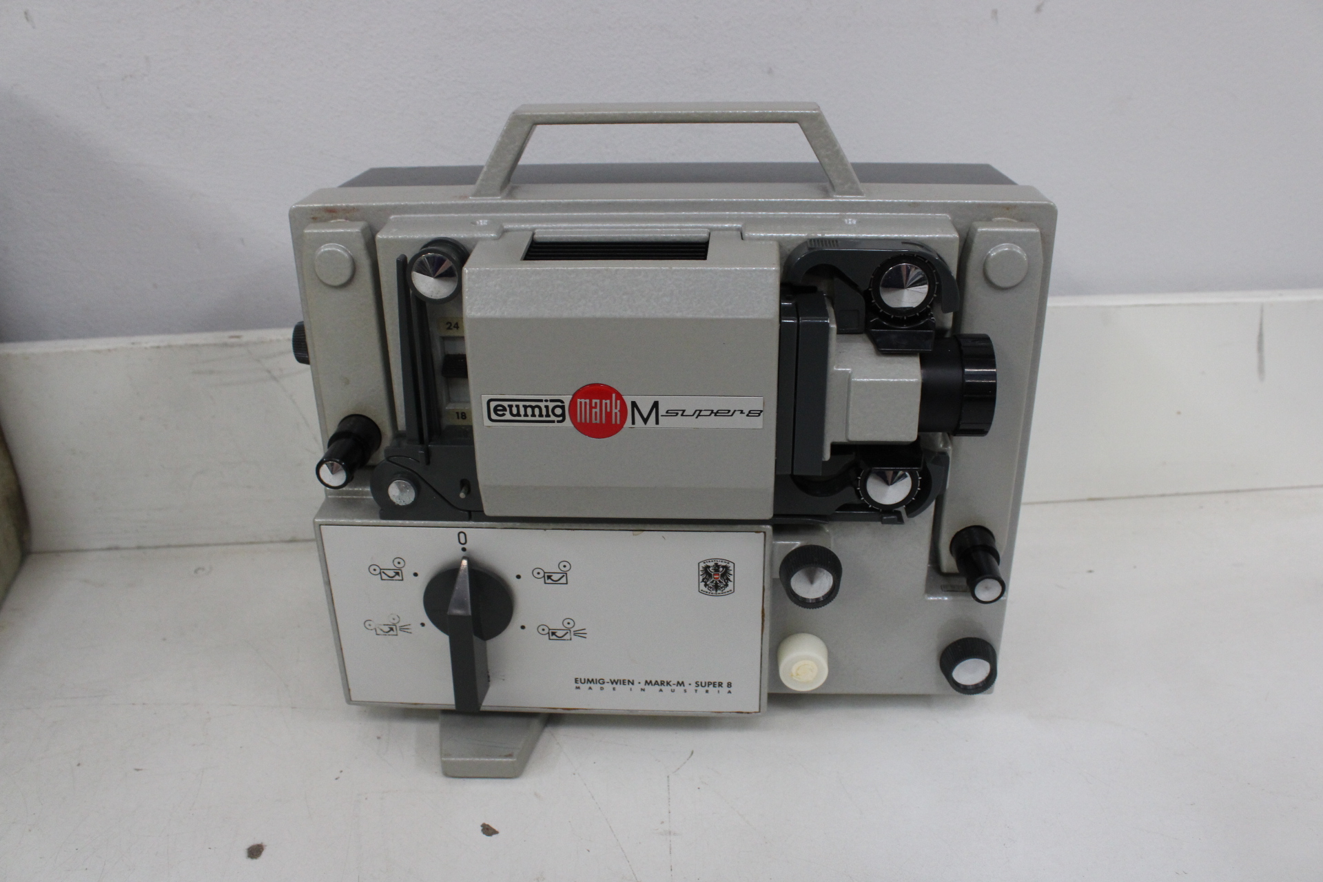 Eumig Mark M Super 8 filmprojector met accessoires – foto 7 – kavel bij GSD Auctions, Zoeterwoude