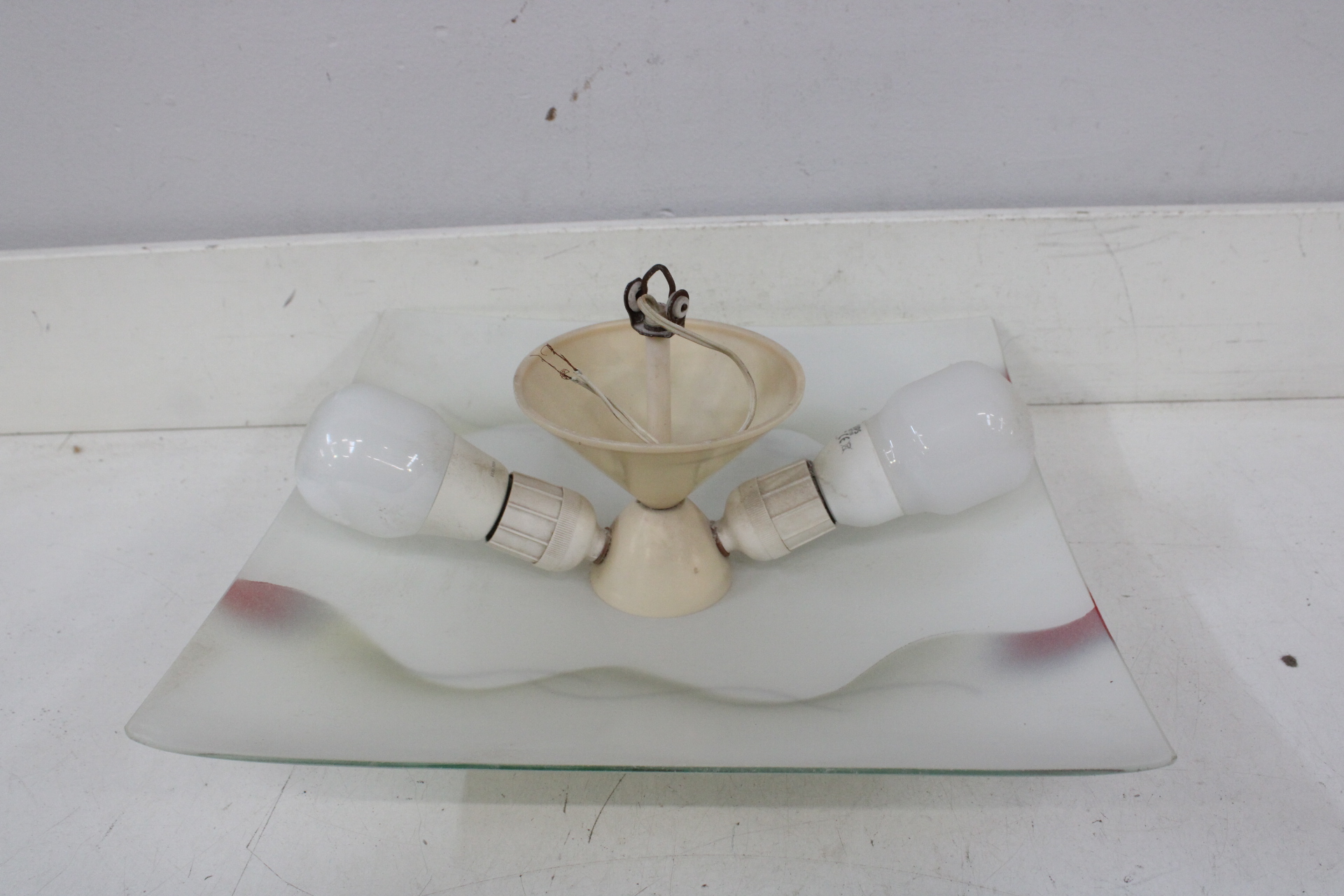 Vierkante glazen plafondlamp met decoratie – foto 3 – kavel bij GSD Auctions, Zoeterwoude