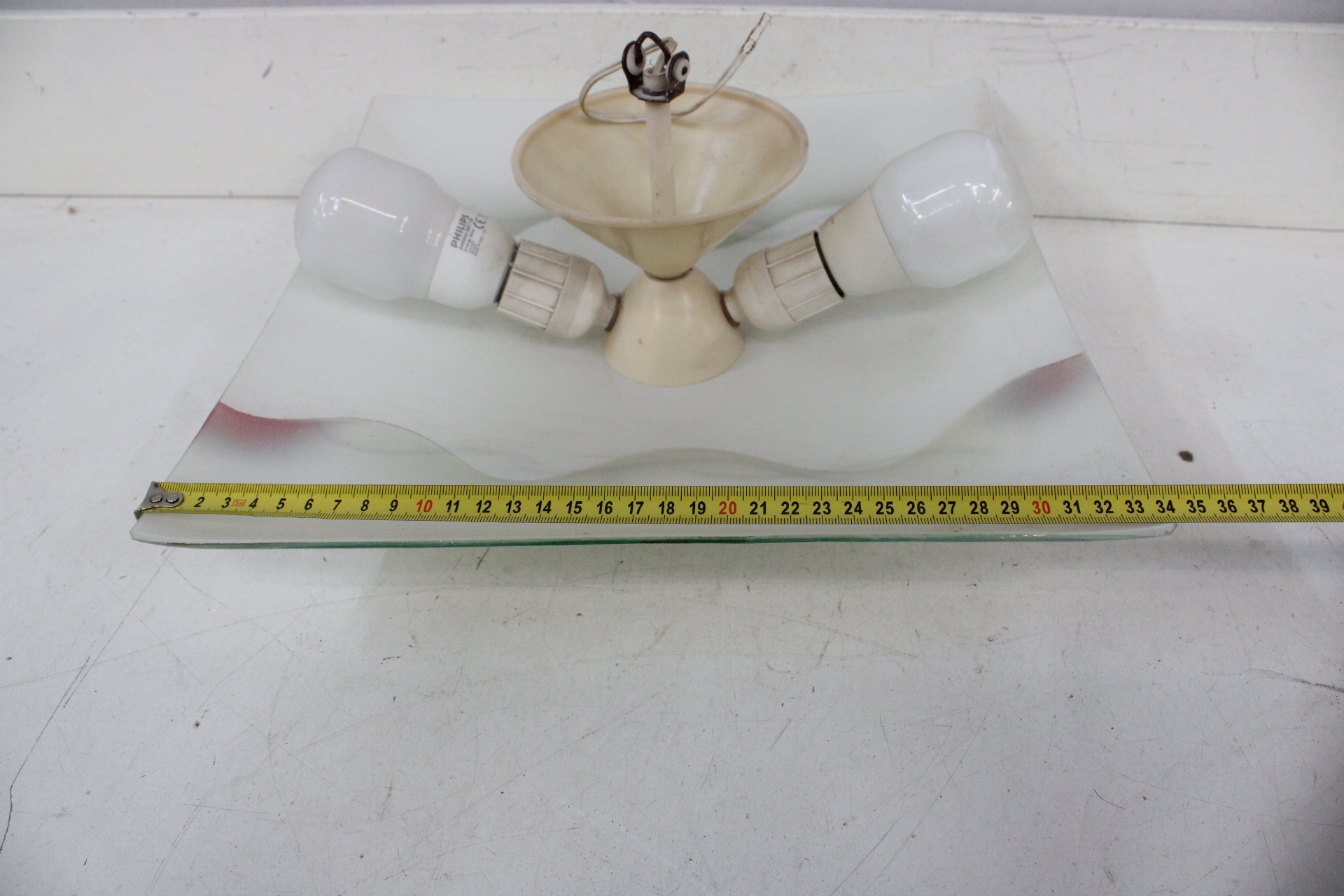 Vierkante glazen plafondlamp met decoratie – foto 7 – kavel bij GSD Auctions, Zoeterwoude