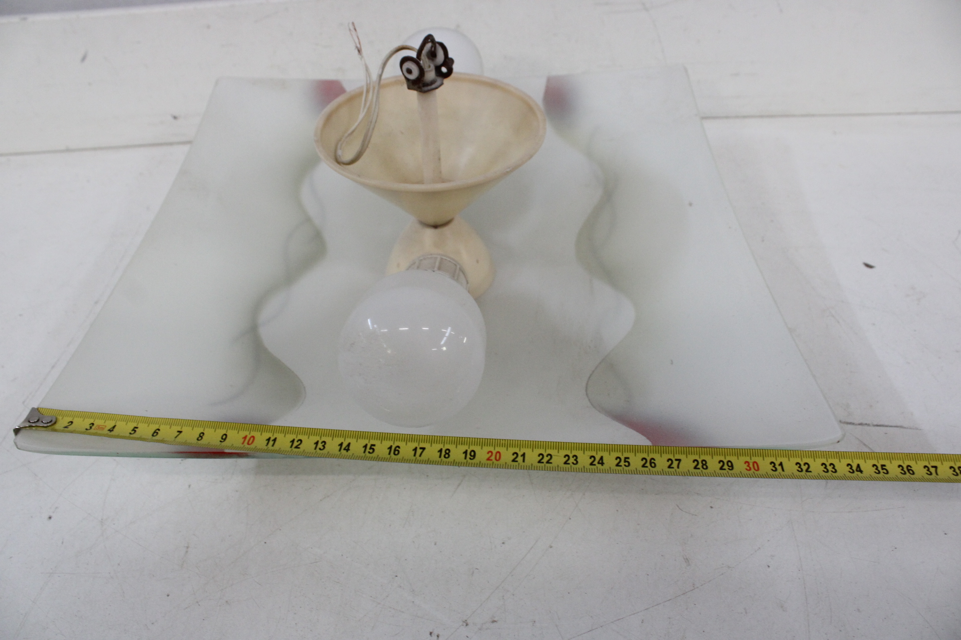 Vierkante glazen plafondlamp met decoratie – foto 8 – kavel bij GSD Auctions, Zoeterwoude