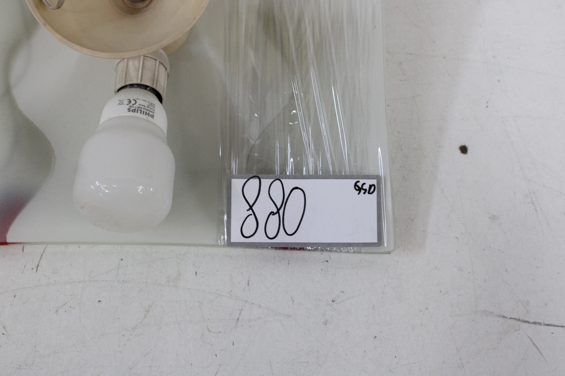 Vierkante glazen plafondlamp met decoratie – foto 10 – kavel bij GSD Auctions, Zoeterwoude
