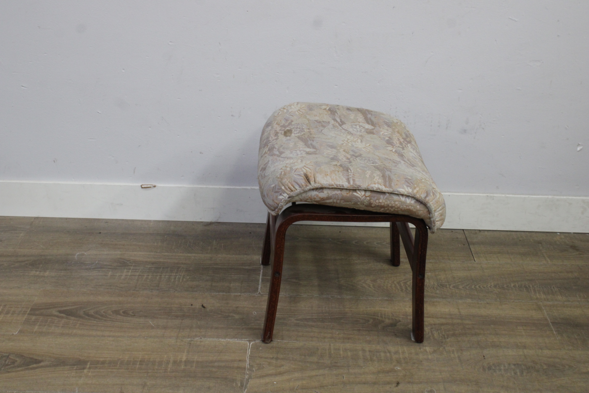 Houten voetenbank met gebloemd beklede zitting – foto 4 – kavel bij GSD Auctions, Zoeterwoude
