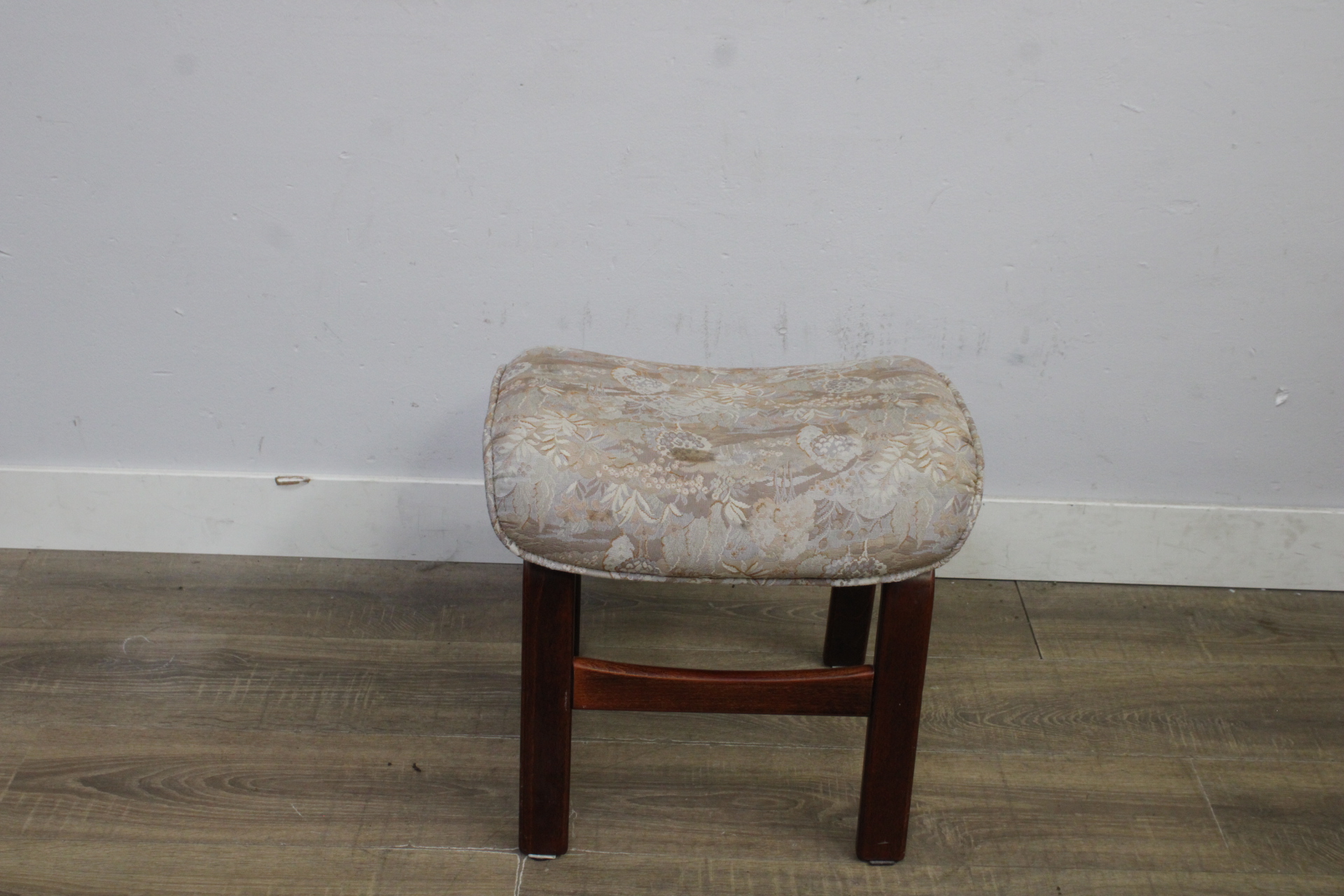 Houten voetenbank met gebloemd beklede zitting – foto 6 – kavel bij GSD Auctions, Zoeterwoude