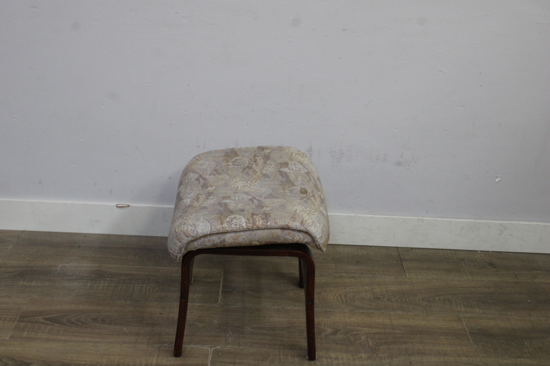 Houten voetenbank met gebloemd beklede zitting – foto 7 – kavel bij GSD Auctions, Zoeterwoude