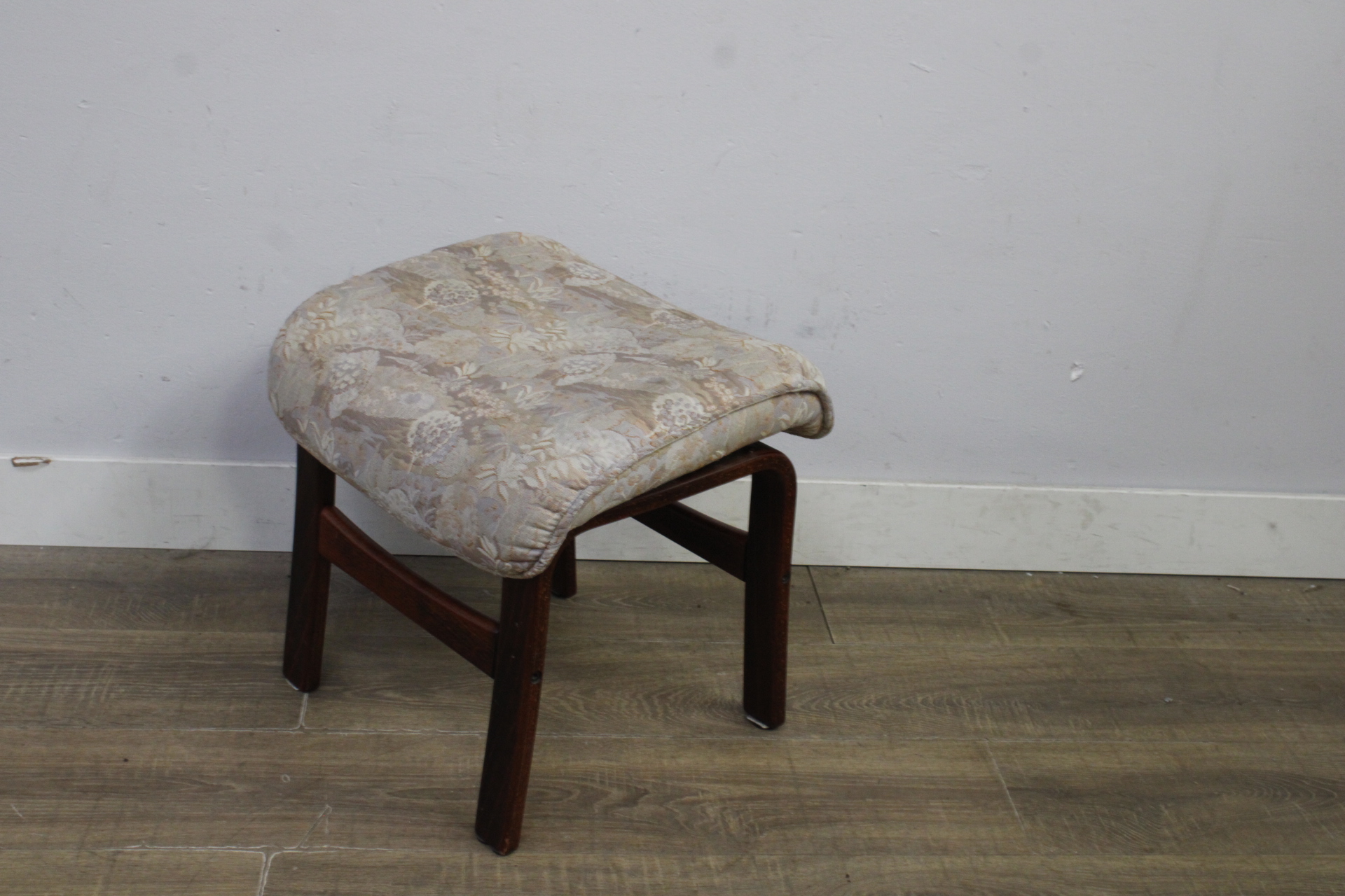 Houten voetenbank met gebloemd beklede zitting – foto 9 – kavel bij GSD Auctions, Zoeterwoude