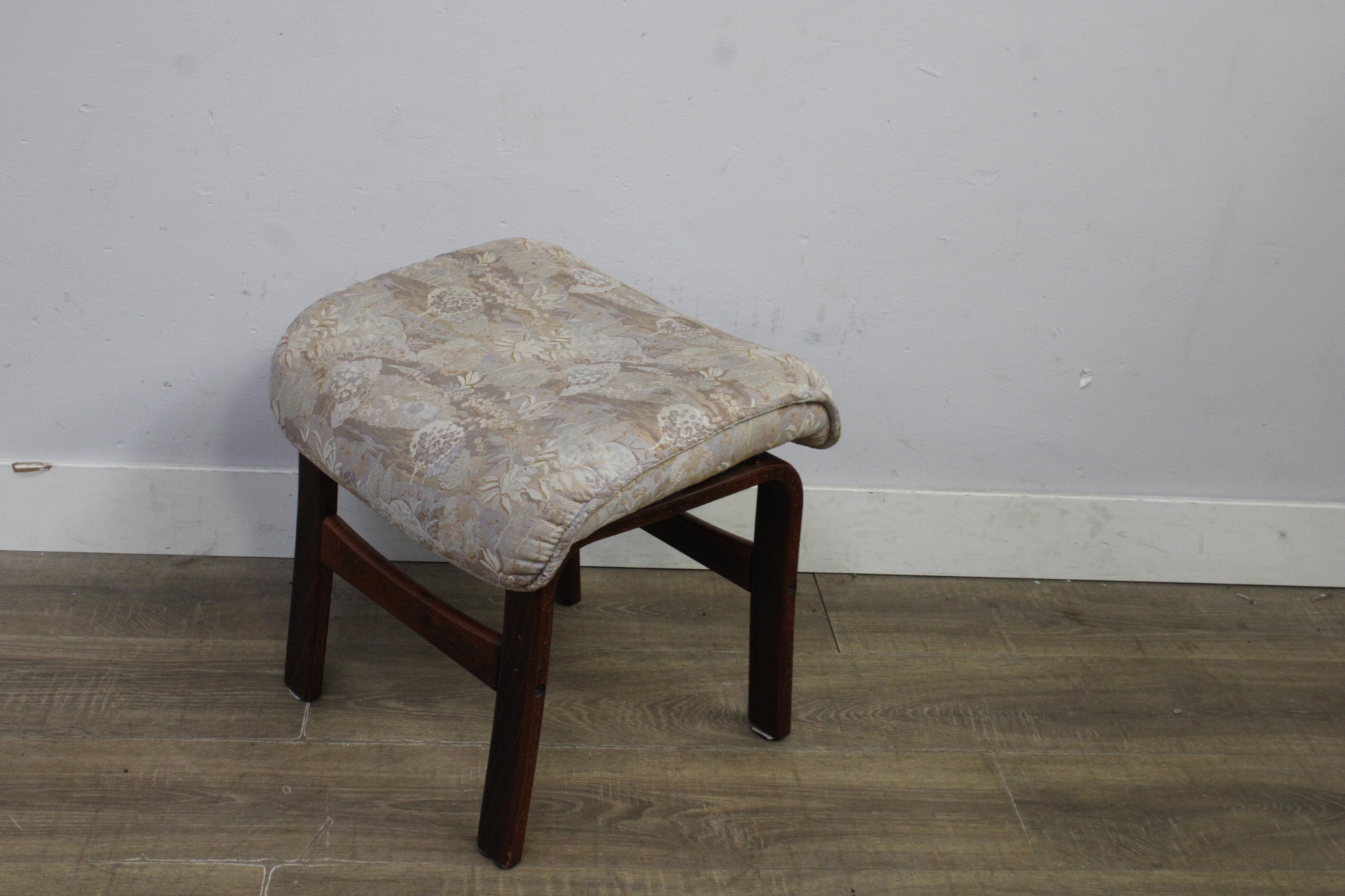 Houten voetenbank met gebloemd beklede zitting – foto 10 – kavel bij GSD Auctions, Zoeterwoude