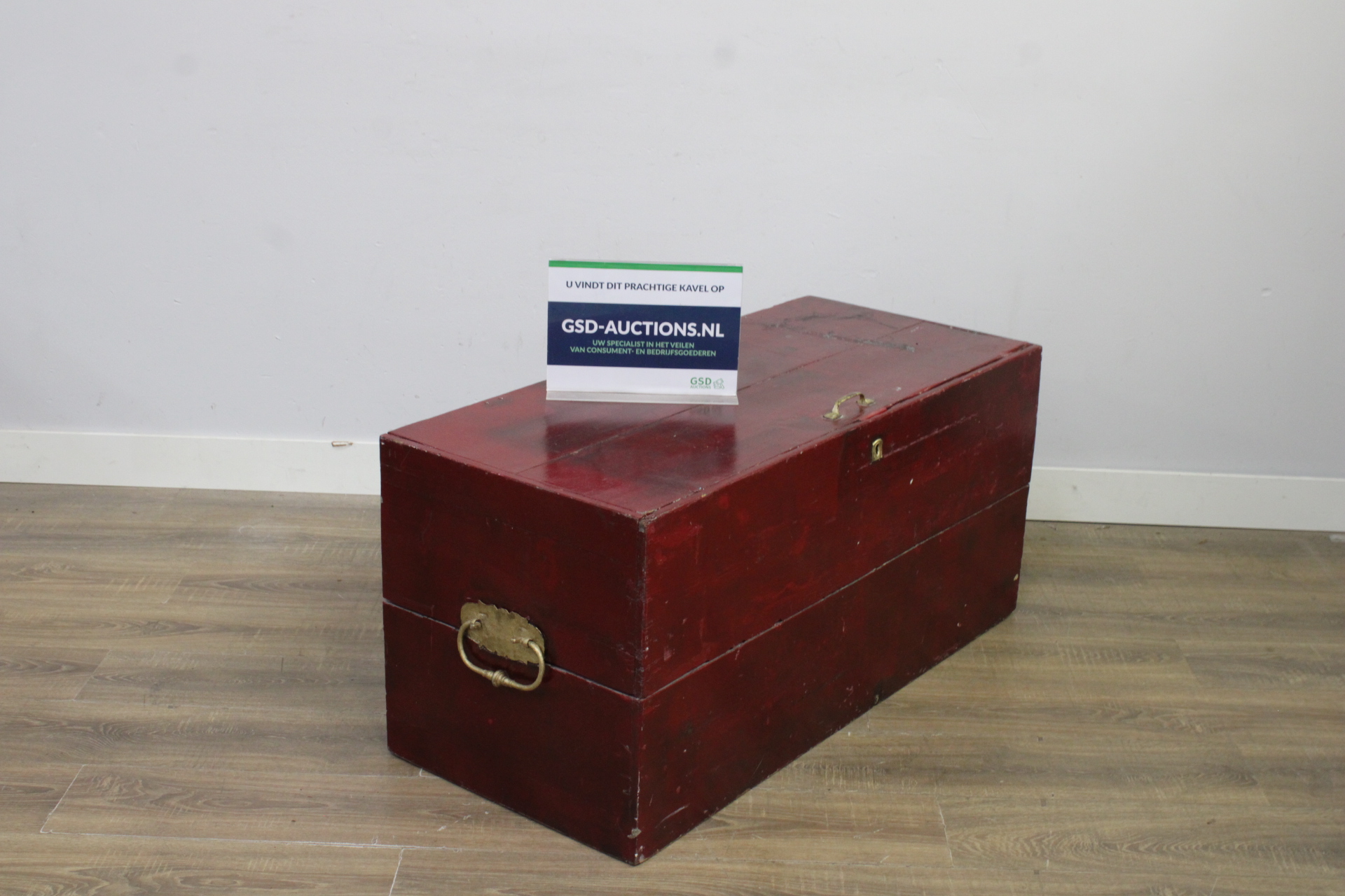 Houten kist met metalen handgrepen – foto 2 – kavel bij GSD Auctions, Zoeterwoude