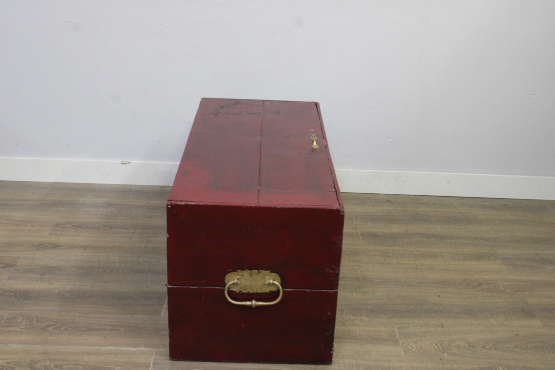 Houten kist met metalen handgrepen – foto 4 – kavel bij GSD Auctions, Zoeterwoude