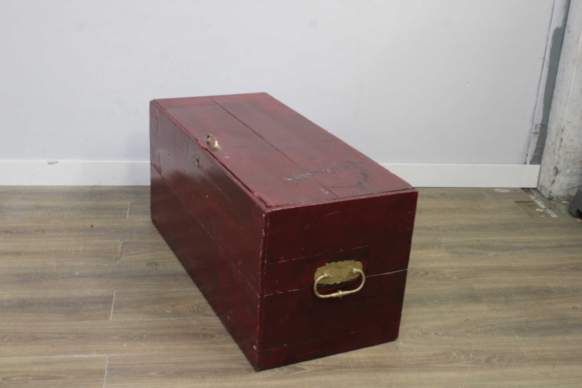 Houten kist met metalen handgrepen – foto 9 – kavel bij GSD Auctions, Zoeterwoude