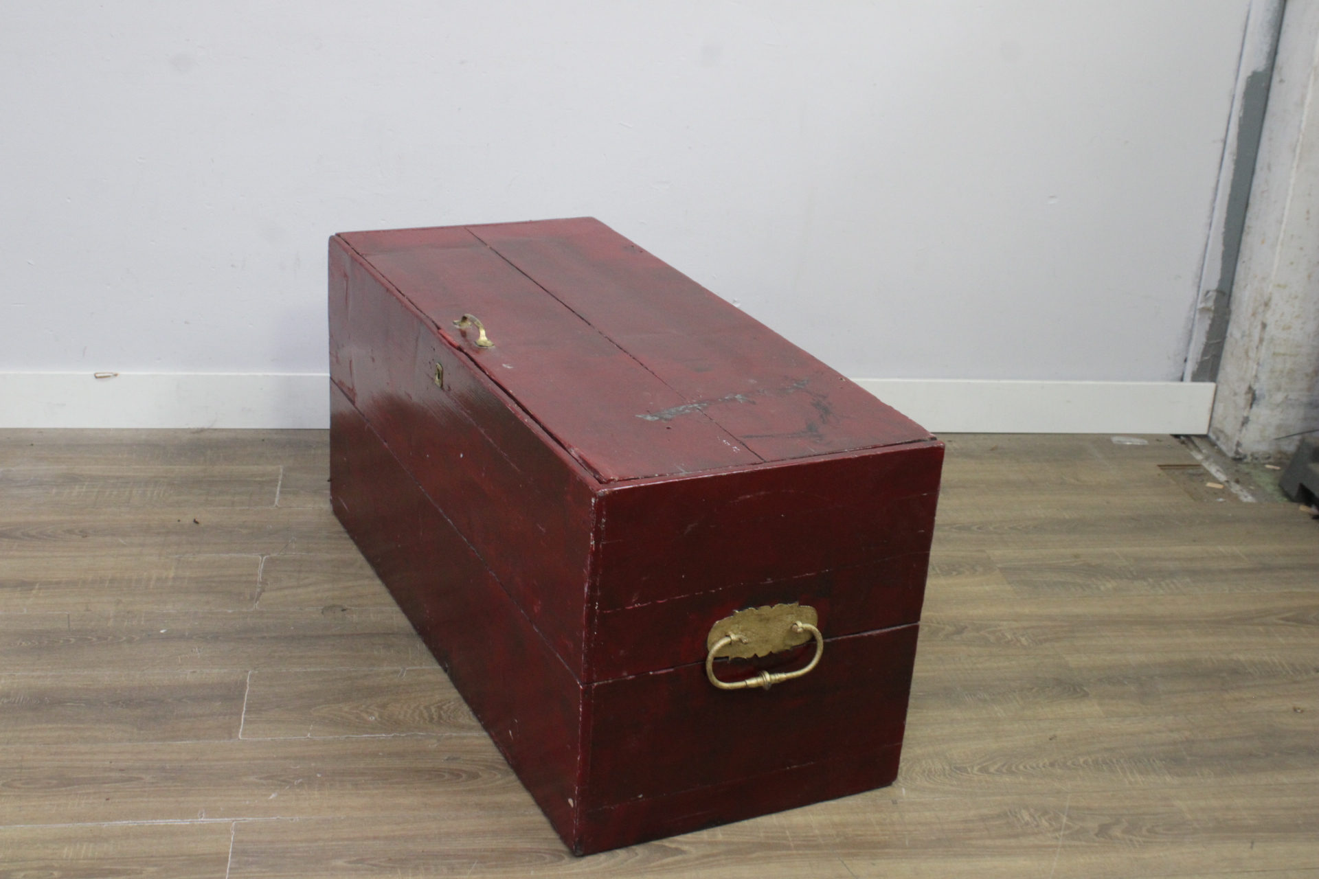 Houten kist met metalen handgrepen – foto 10 – kavel bij GSD Auctions, Zoeterwoude