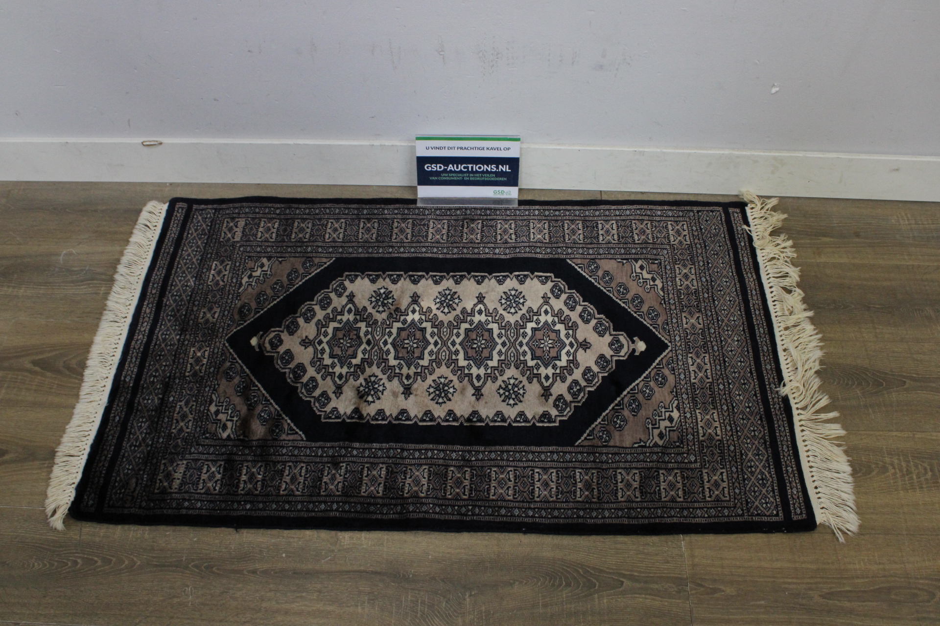 Kleurrijk patroon vloerkleed met franjes – kavel bij GSD Auctions, Zoeterwoude