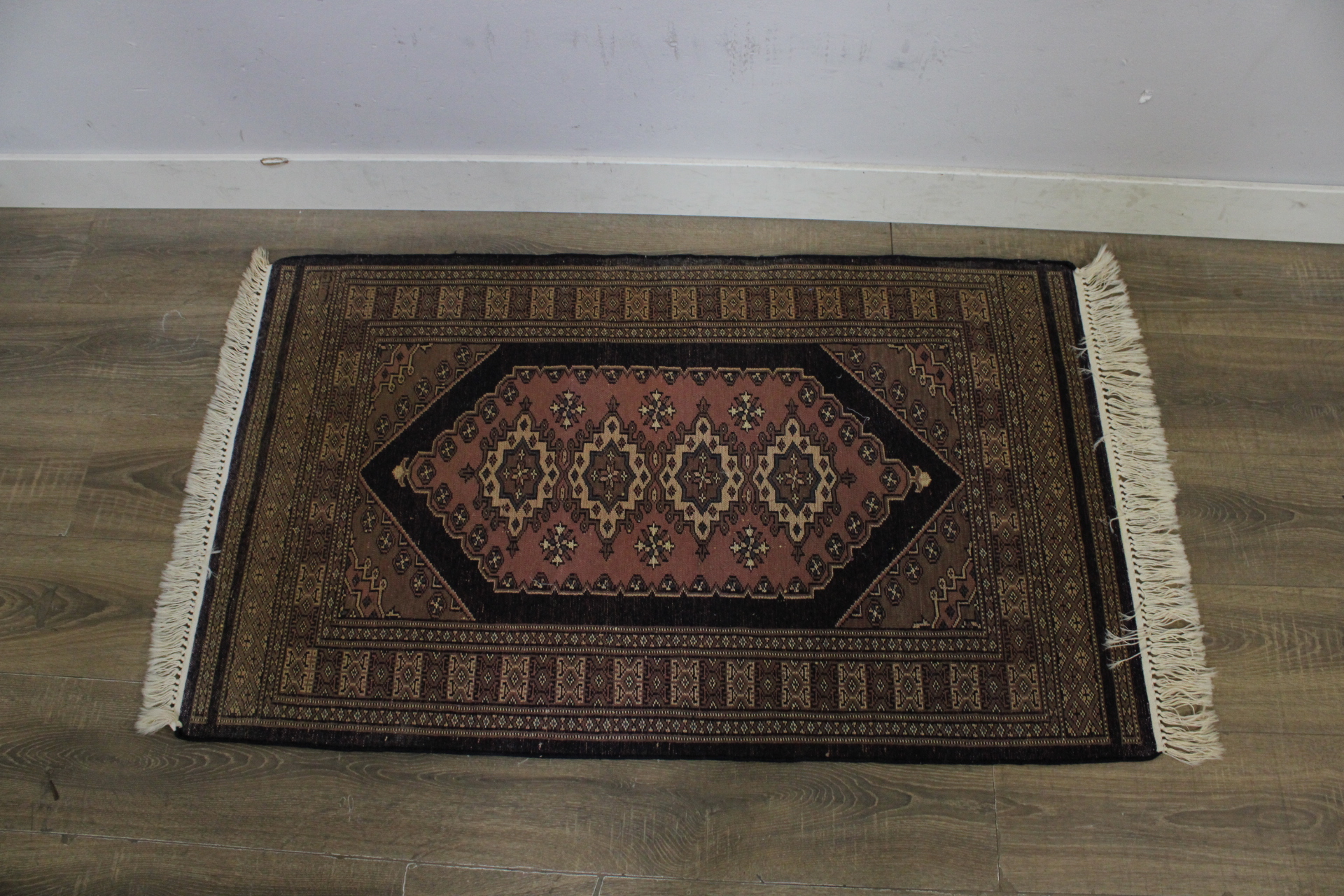 Kleurrijk patroon vloerkleed met franjes – foto 3 – kavel bij GSD Auctions, Zoeterwoude