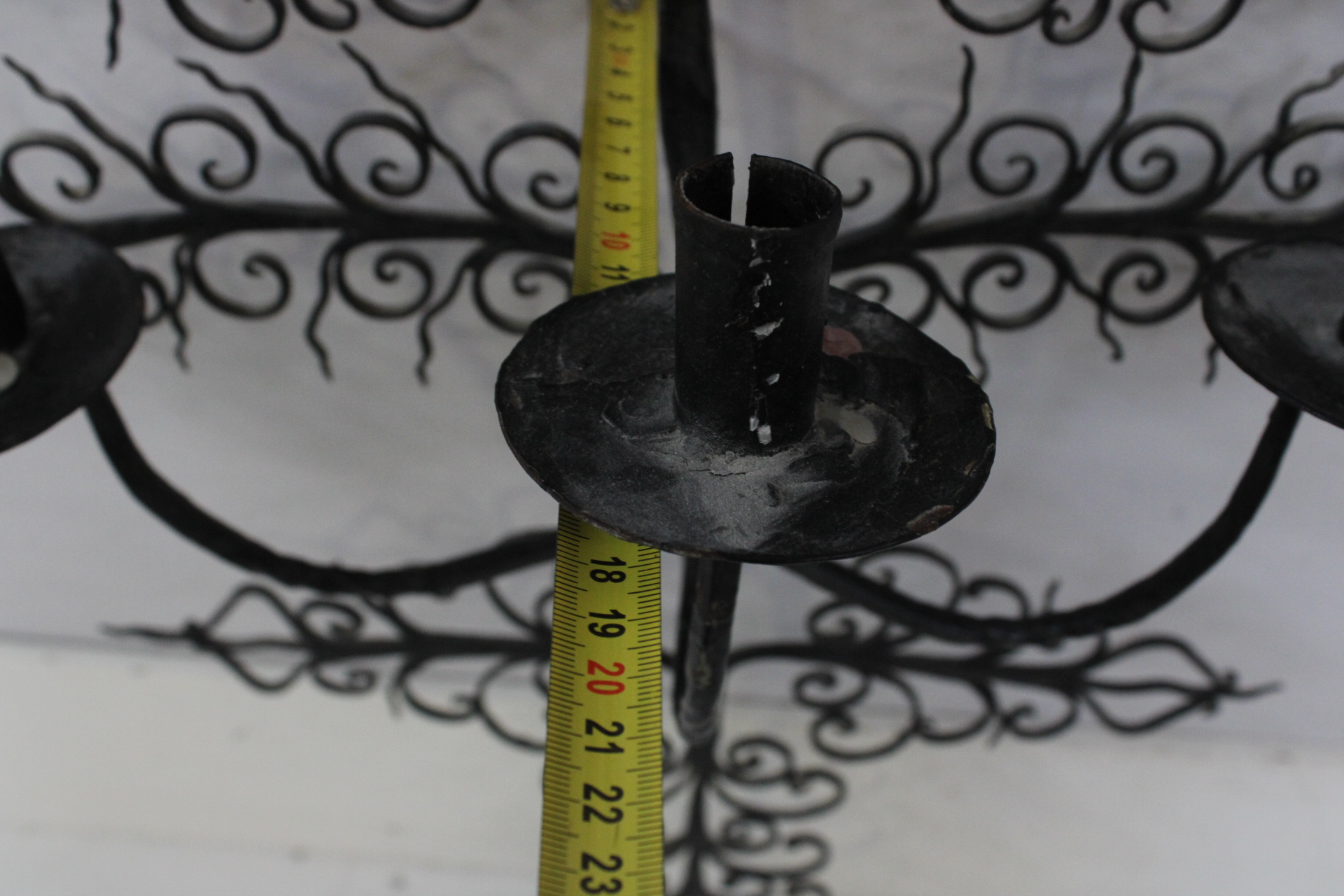 Metalen wandkandelaar met rozetten – foto 10 – kavel bij GSD Auctions, Zoeterwoude